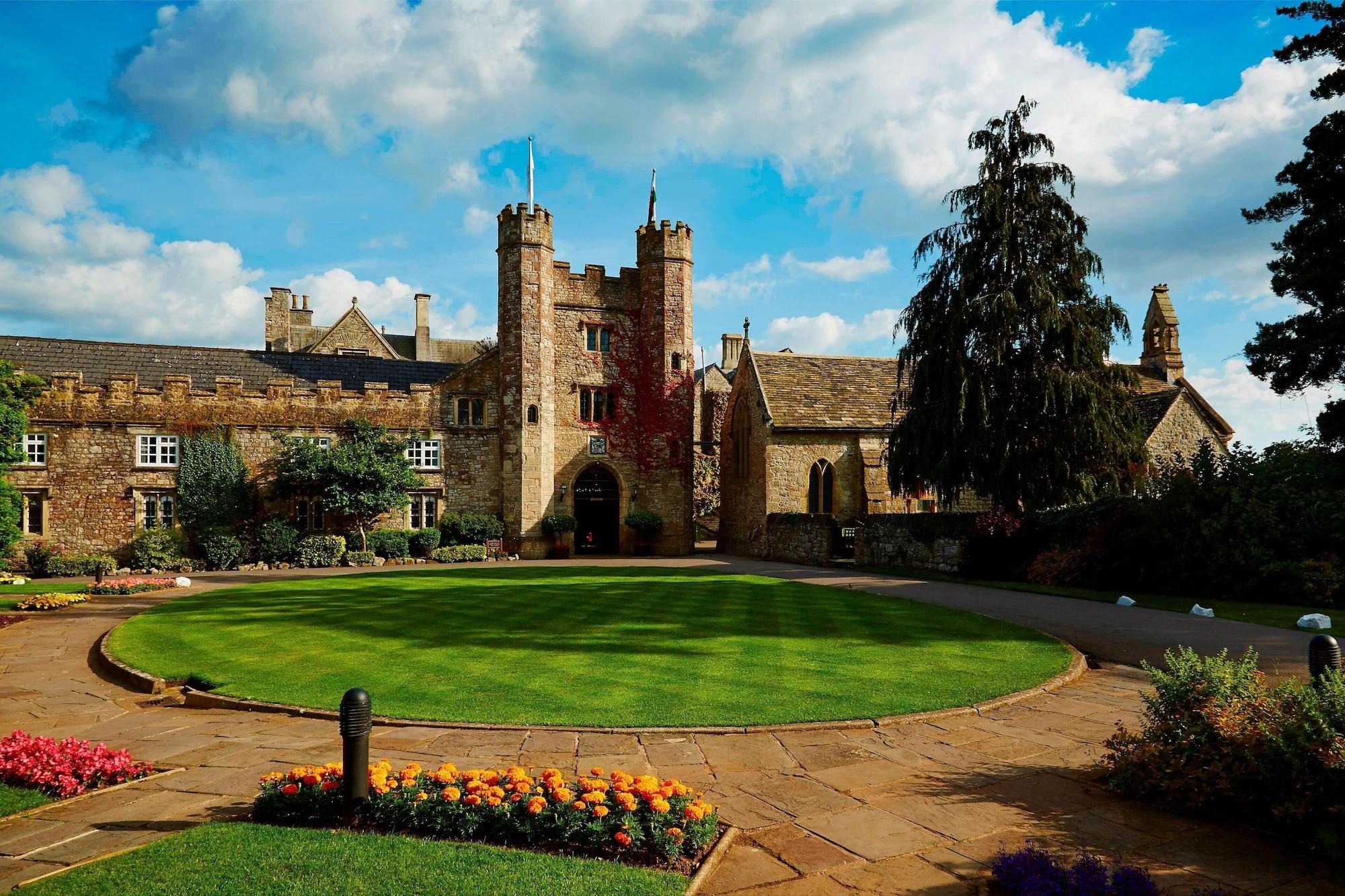 Vista Exterior Delta Hotels by Marriott St. Pierre Country Club