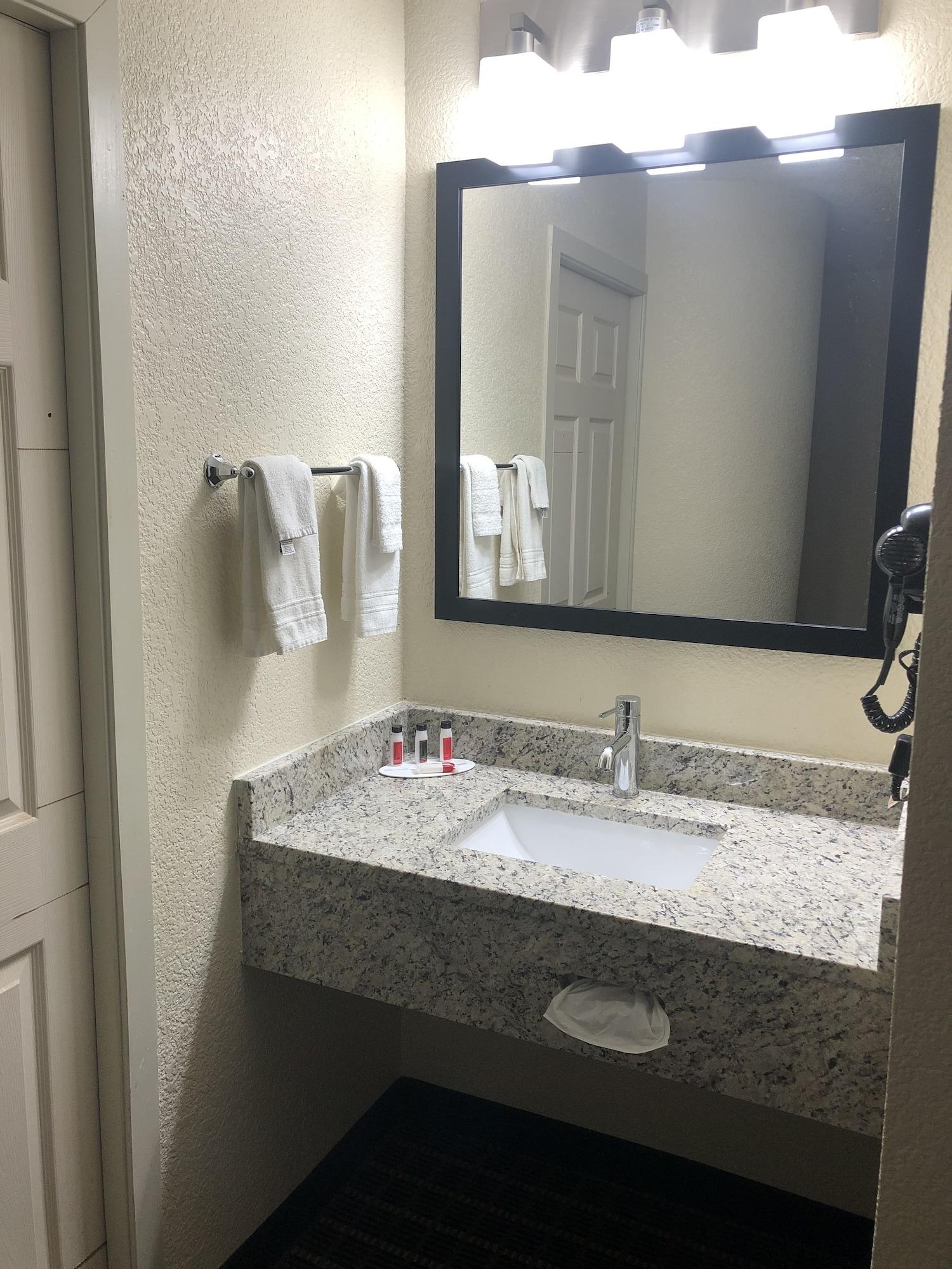 Equipamiento de Habitación Baymont Inn & Suites by Wyndham Mukwonago