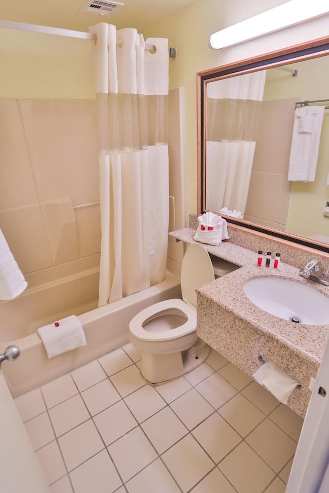 Baño Days Inn by Wyndham Wrightstown McGuire AFB/Bordentown