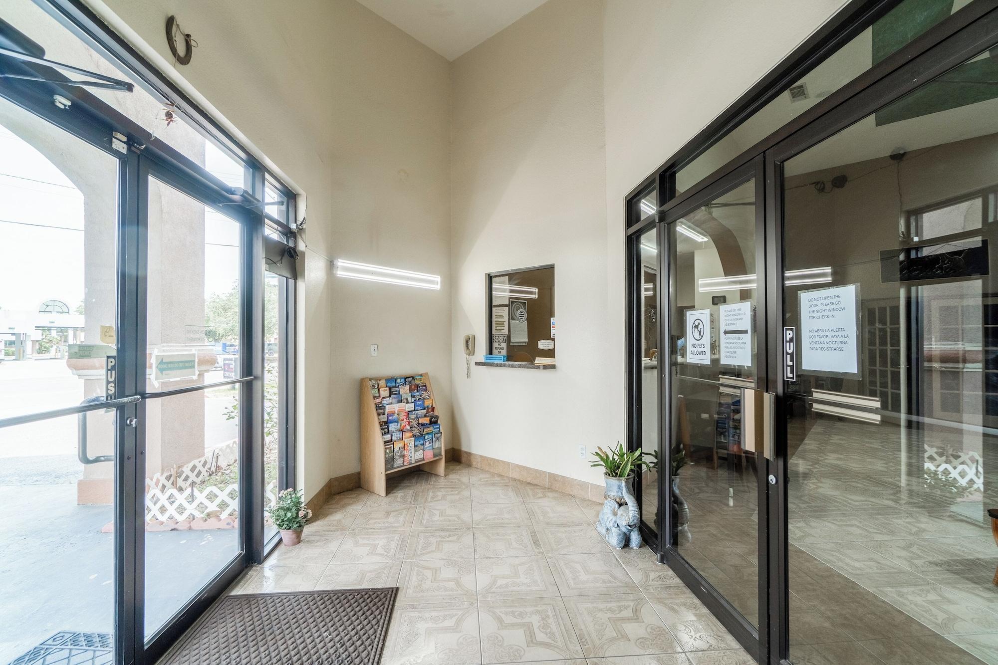 Vista Lobby Lone Star Inn & Suites by OYO Harlingen TX
