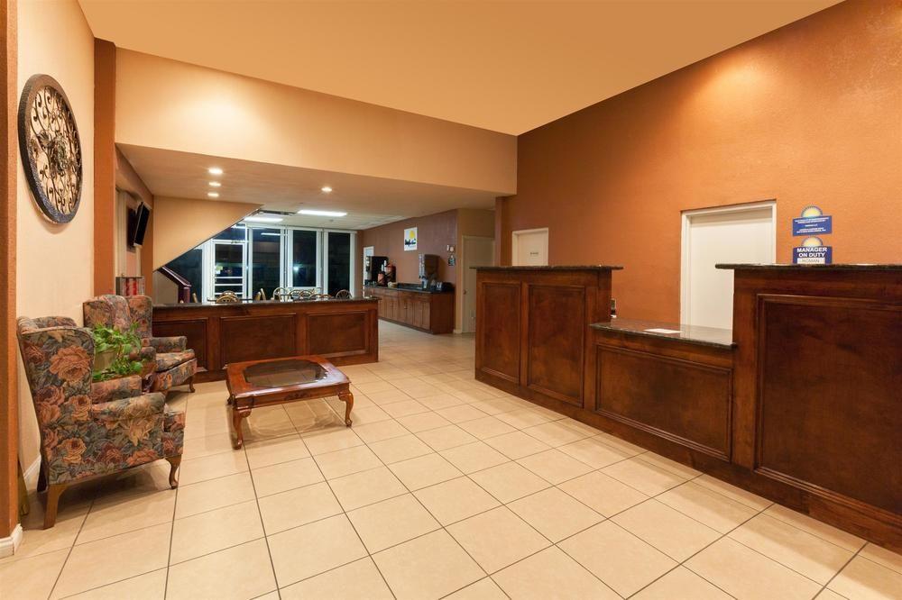 Vista Lobby Days Inn by Wyndham Oklahoma City Fairground