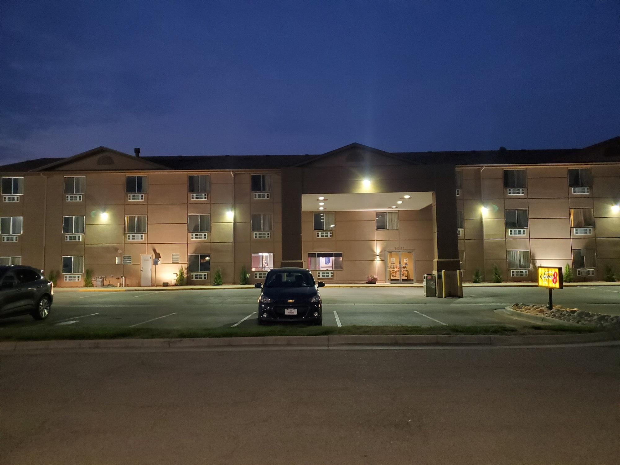Vista Exterior Super 8 by Wyndham Henderson North East Denver
