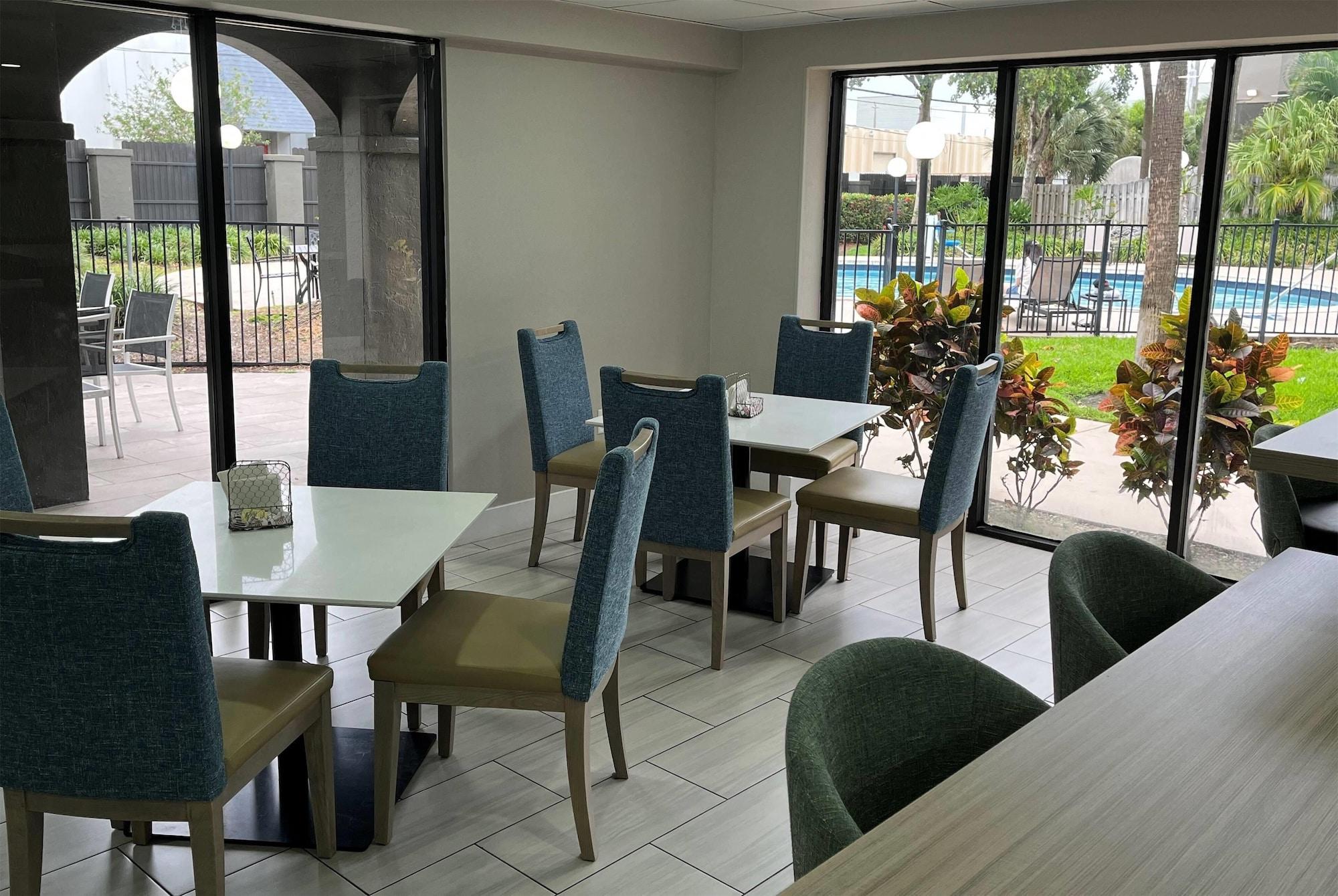 Restaurant Hawthorn Extended Stay By Wyndham Ft Lauderdale Cypress Crk