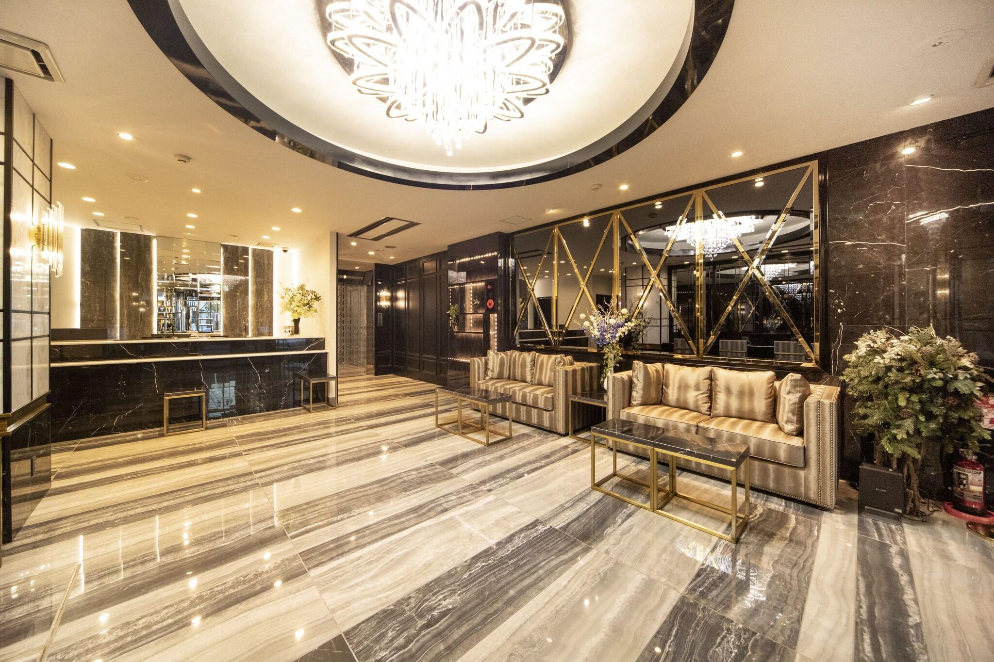 Varios The Grandeur Hotel