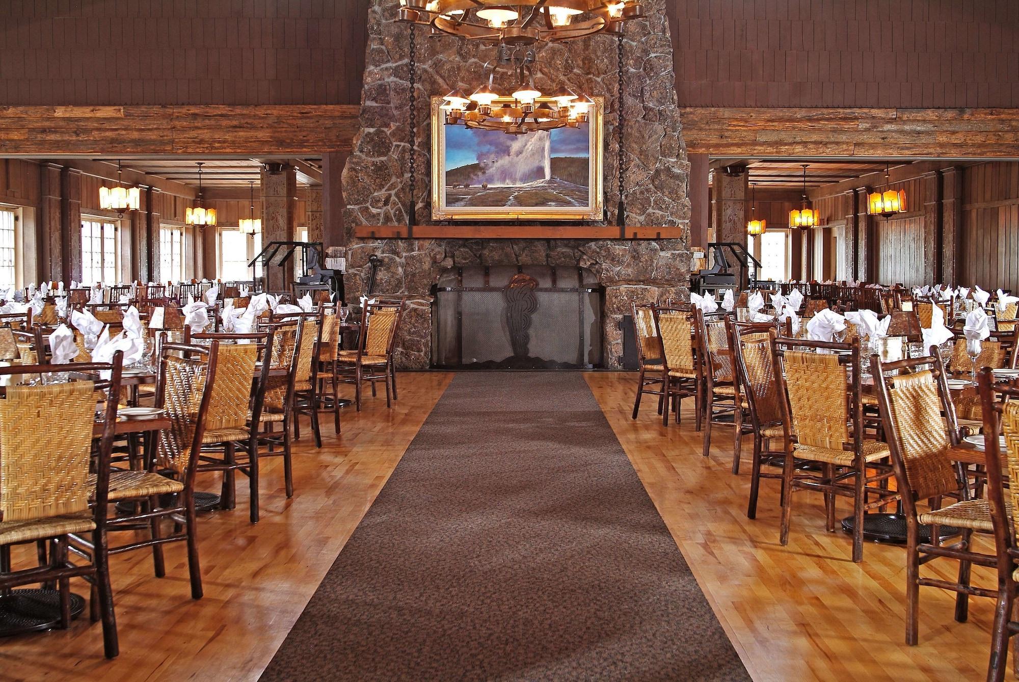 Restaurant Old Faithful Inn - Inside the Park