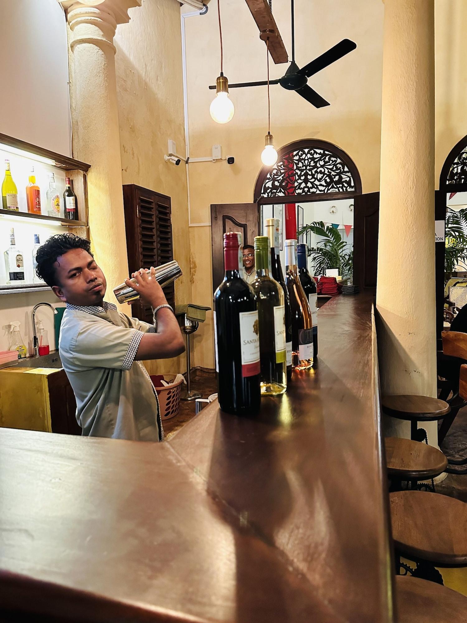 Bar/Salón Mango House