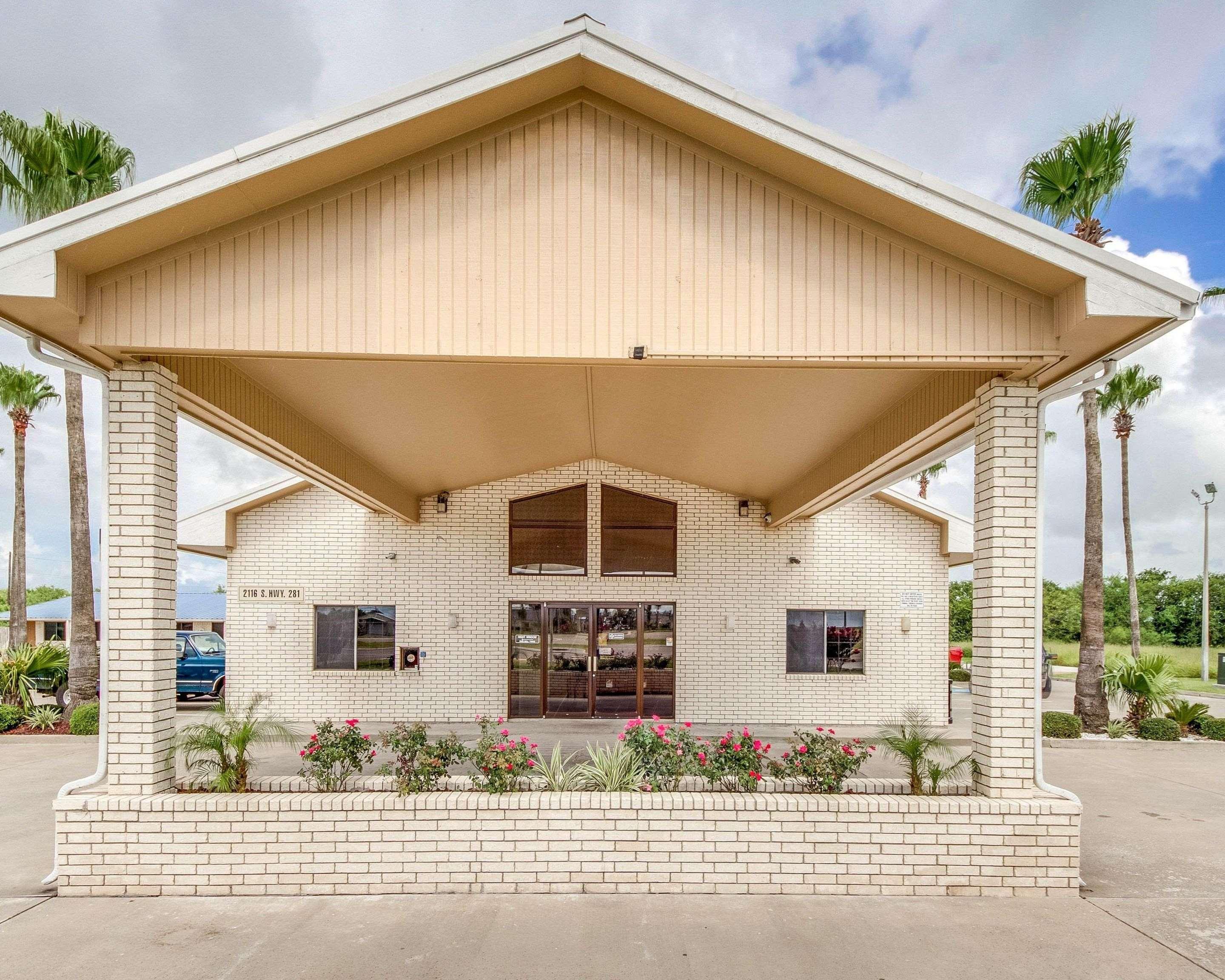 Vista Exterior Econo Lodge Falfurrias Hwy 281