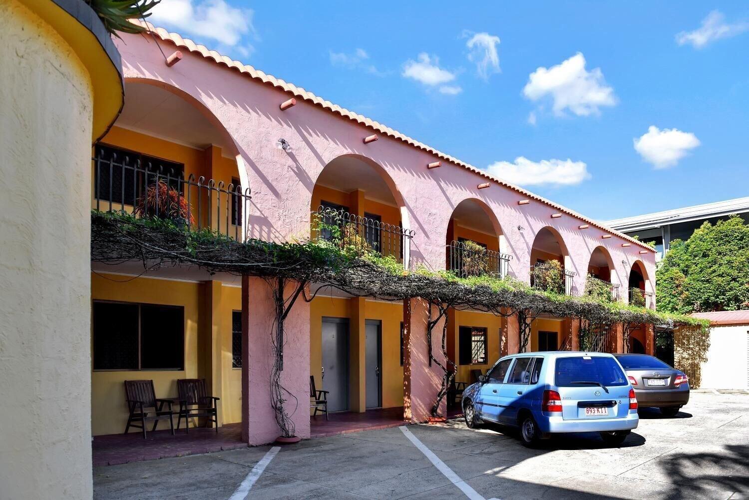 Vista Exterior Adobe Motel