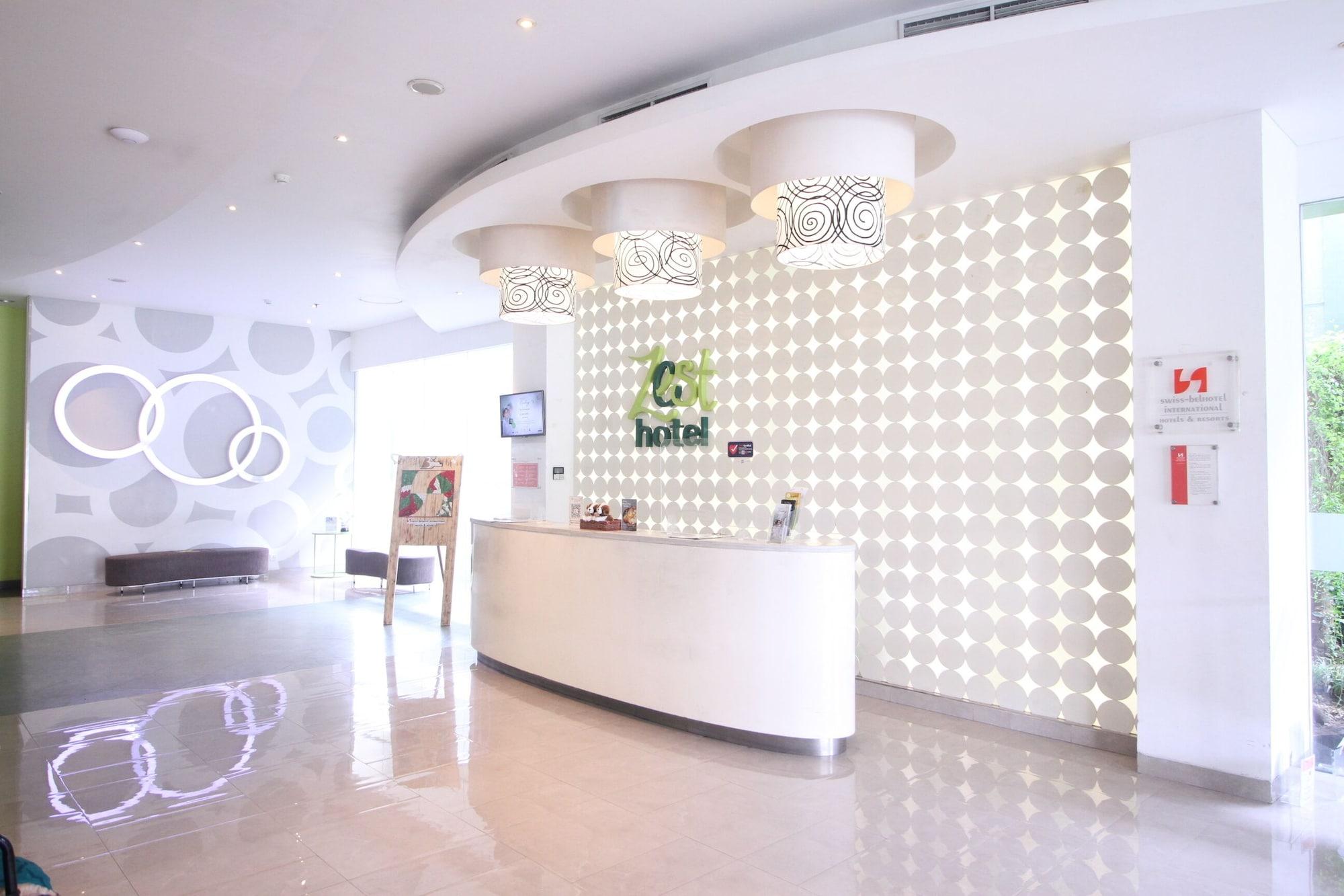 Vista Lobby Zest Jemursari by Swiss-Belhotel International