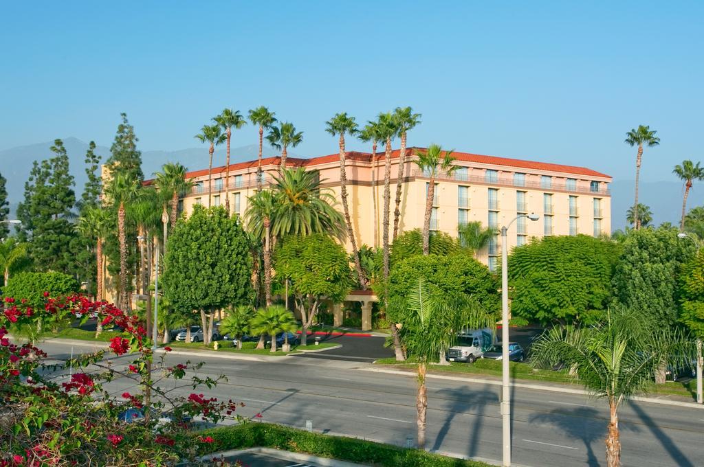 Vista Exterior Embassy Suites by Hilton Arcadia Pasadena Area
