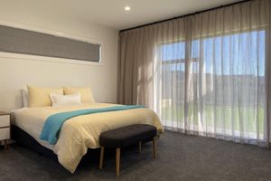 Alquiler Vacacional - Stunning Brand New Retreat in Taupo -- Fireplace, BBQ, Walk to lake, Countdown