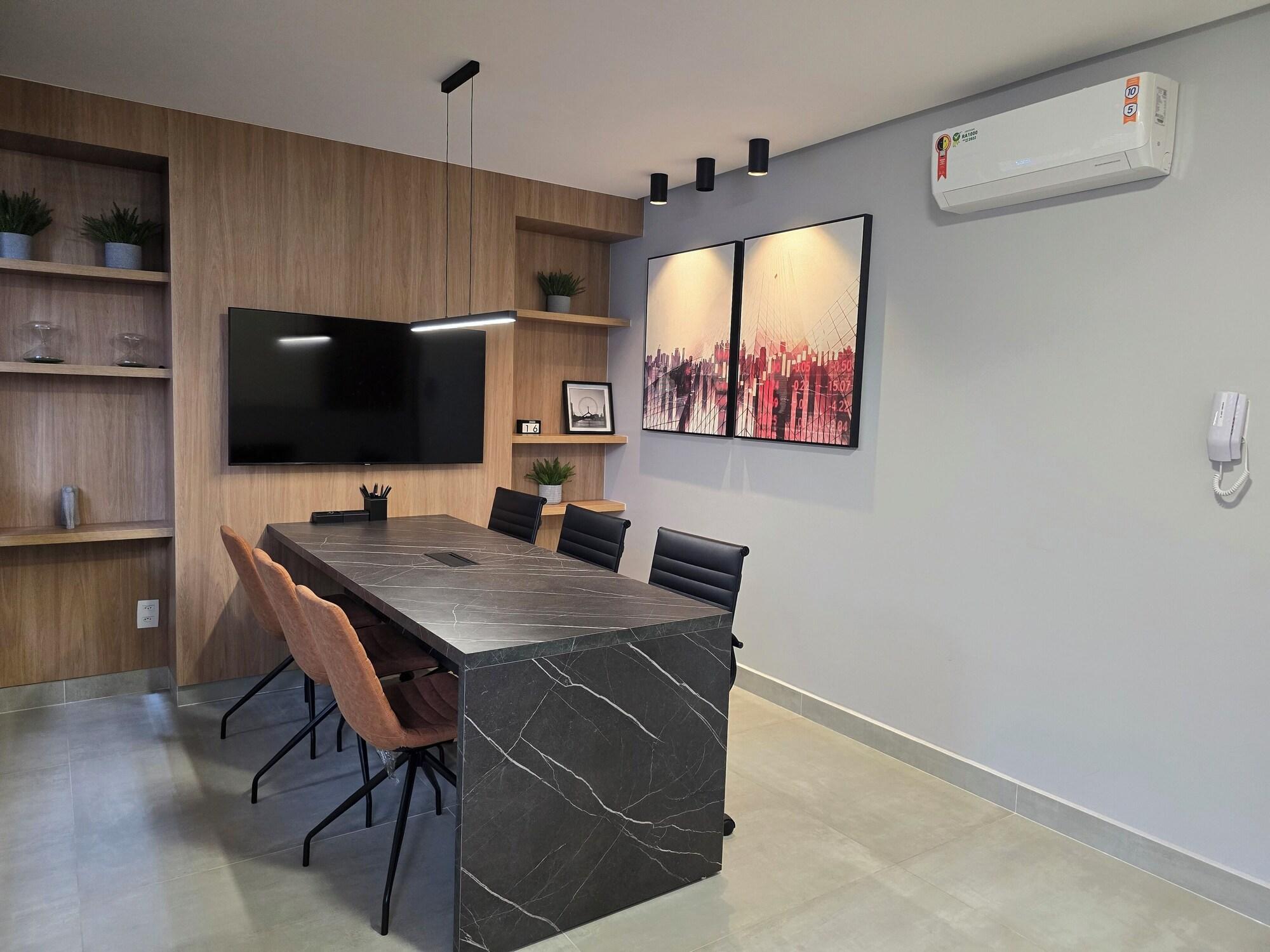 Sala de Reuniones Studio na Pajuçara com Lazer Completo
