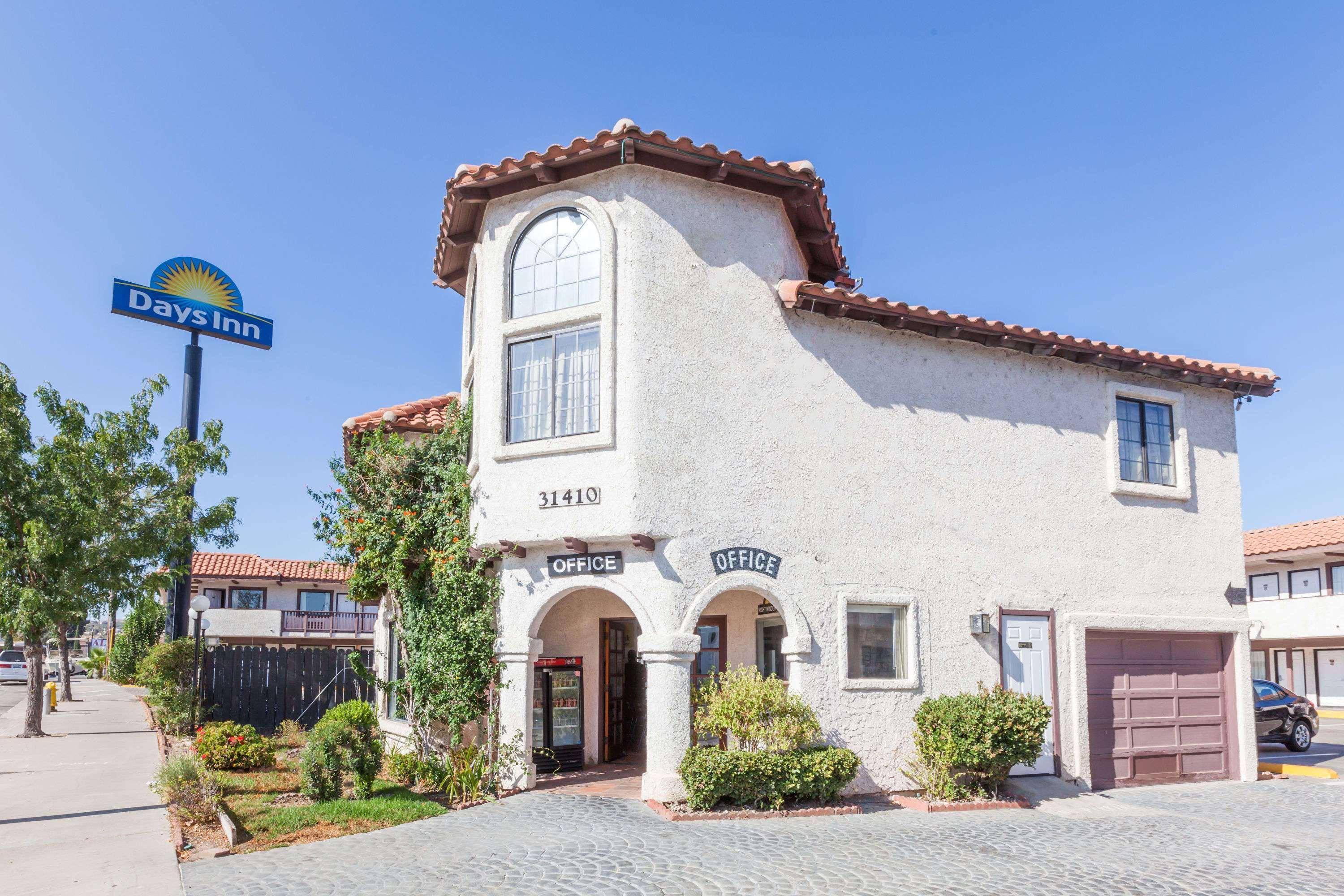 Vista Exterior Days Inn by Wyndham Castaic Six Flags Magic Mountain