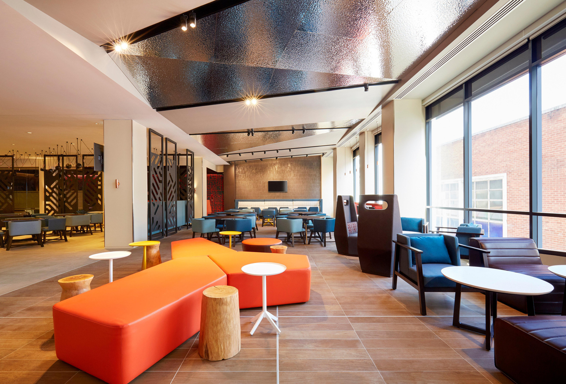 Vista Exterior Holiday Inn Express Adelaide City Centre by IHG