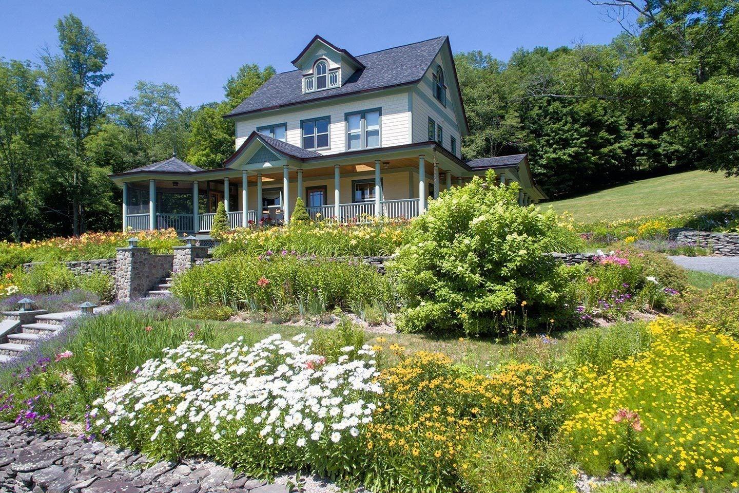Varios Breezy Hill Inn