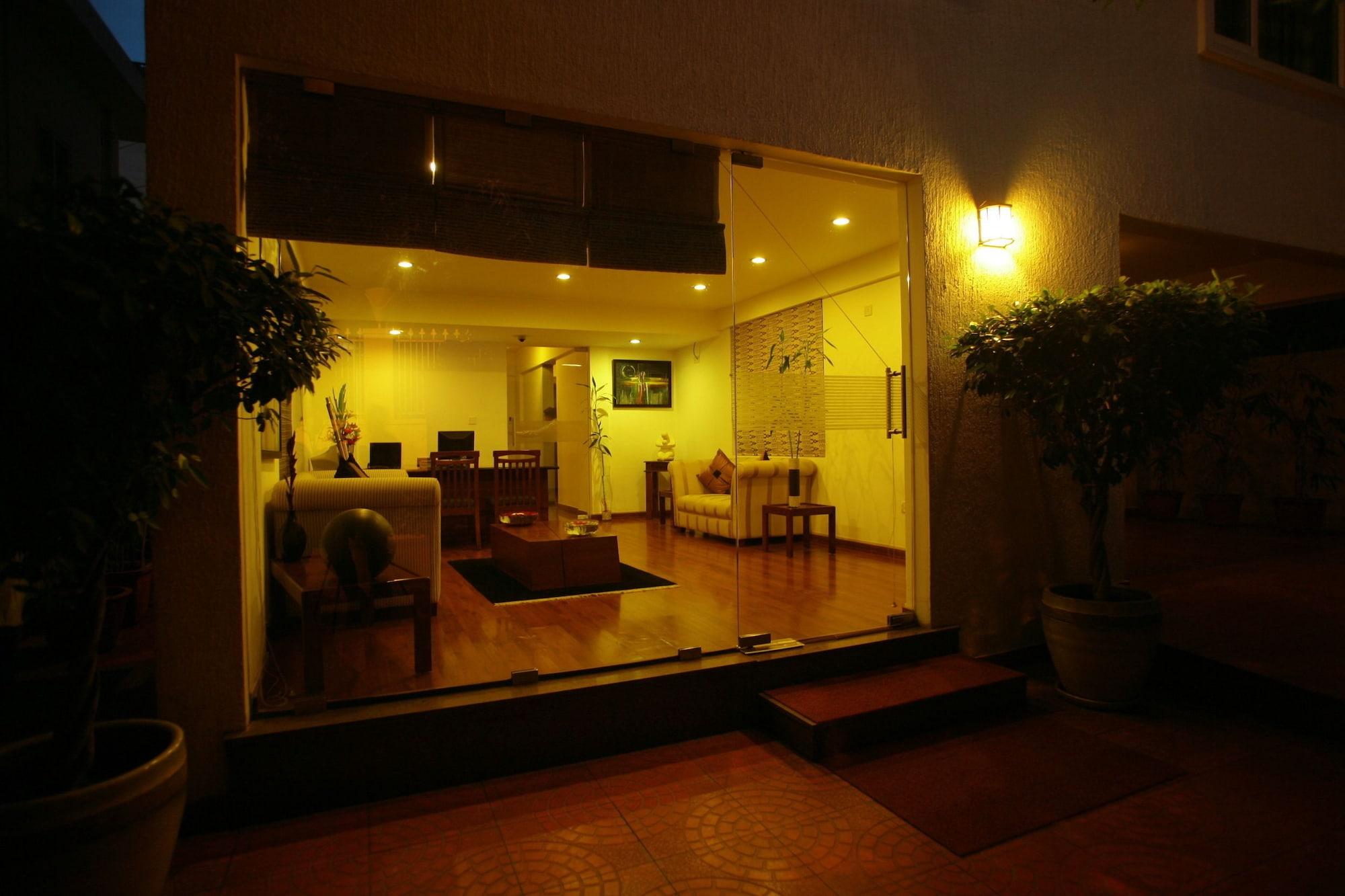 Varios jüSTa Off MG Road