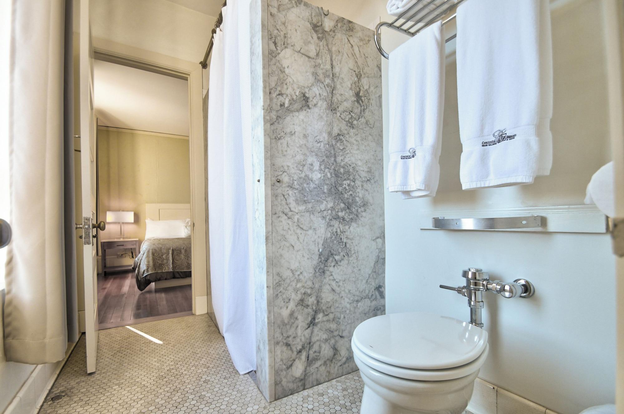 Equipamiento de Habitación Centralia Square Grand Ballroom and Vintage Hotel (We are one of the only hotels located in downtown Centralia)