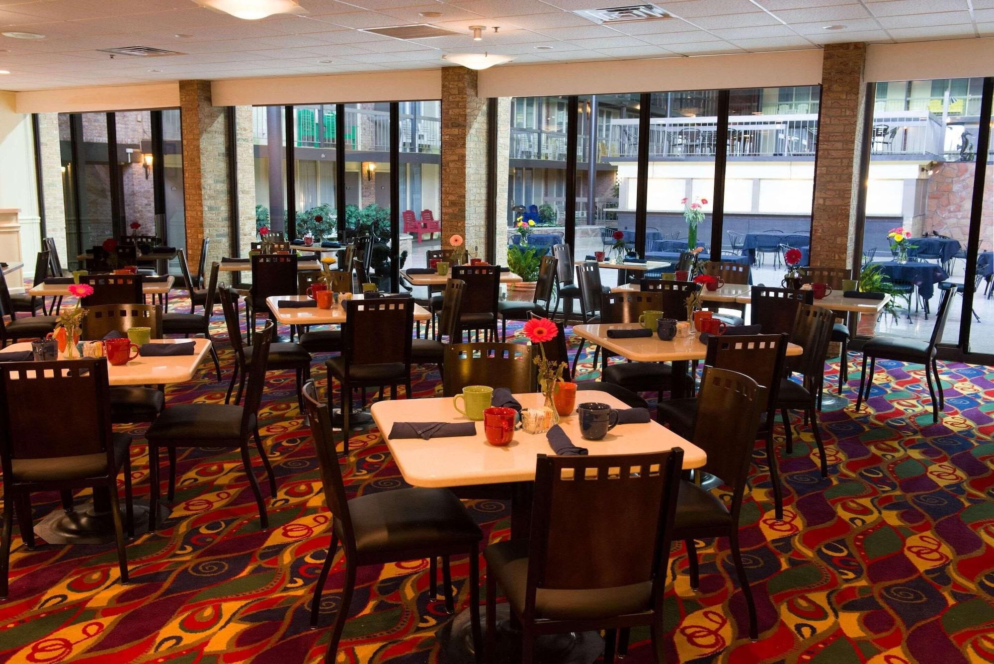 Restaurant Park Inn by Radisson Sharon