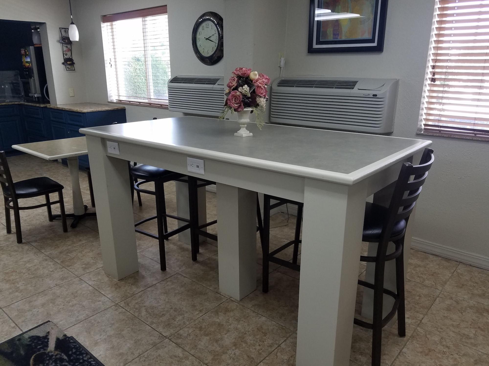 Restaurant Super 8 by Wyndham Independence Kansas City