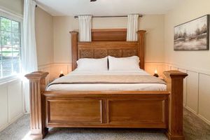 Alquiler Vacacional - Riverside Hideaway - Luxury Cabin Escape with Scenic Views!