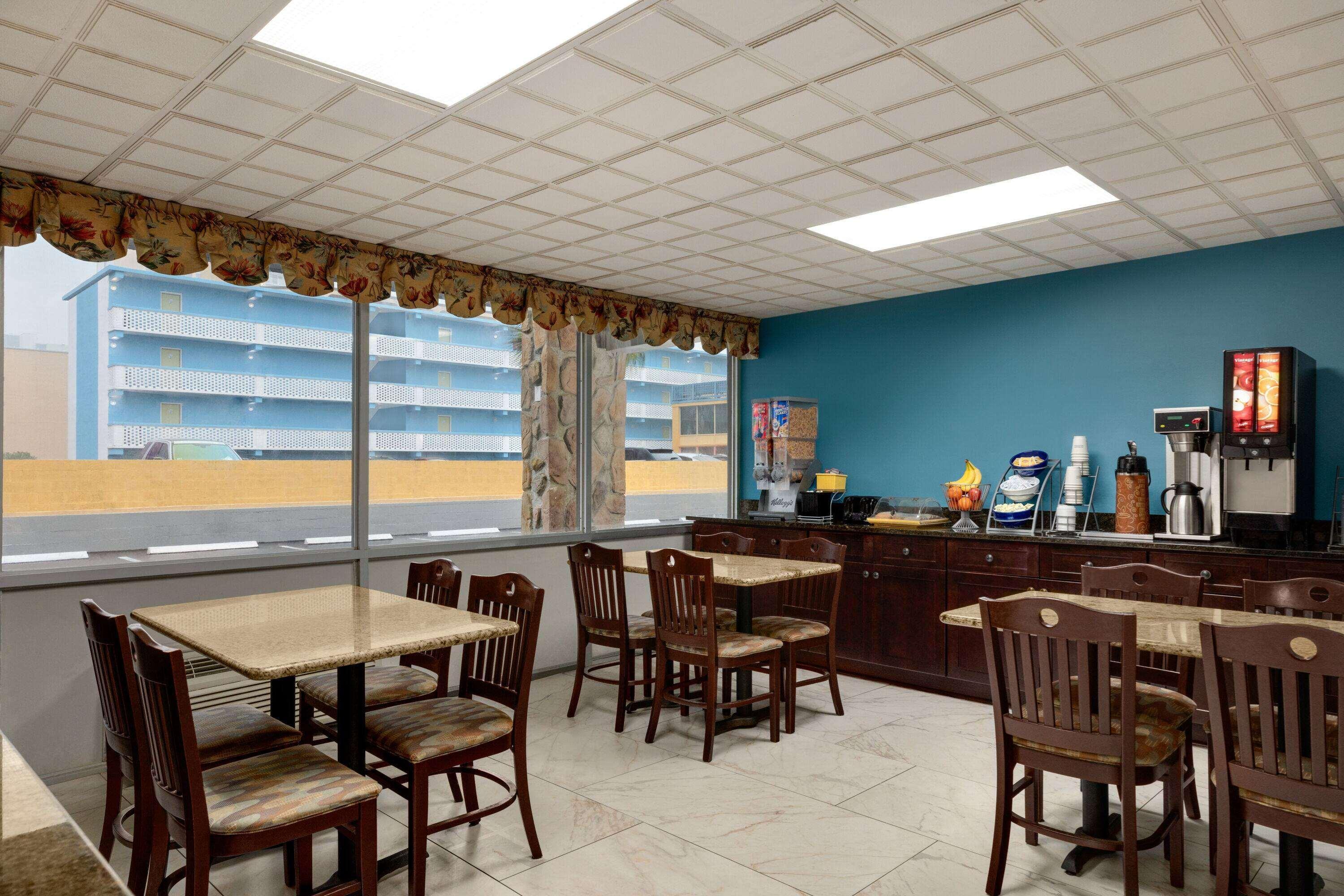 Restaurant Days Inn By Wyndham Myrtle Beach-Beach Front