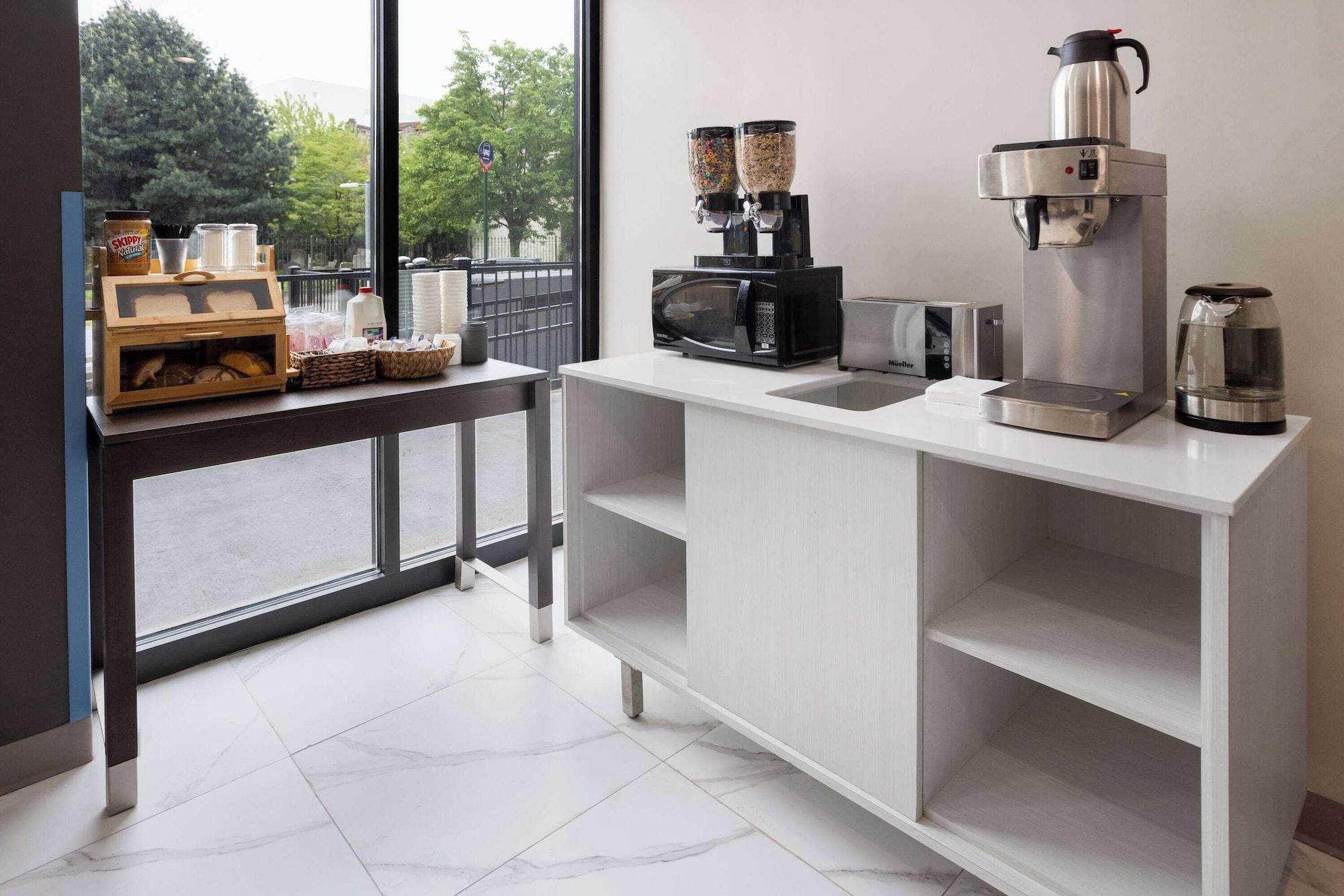 Restaurant Days Inn By Wyndham Staten Island