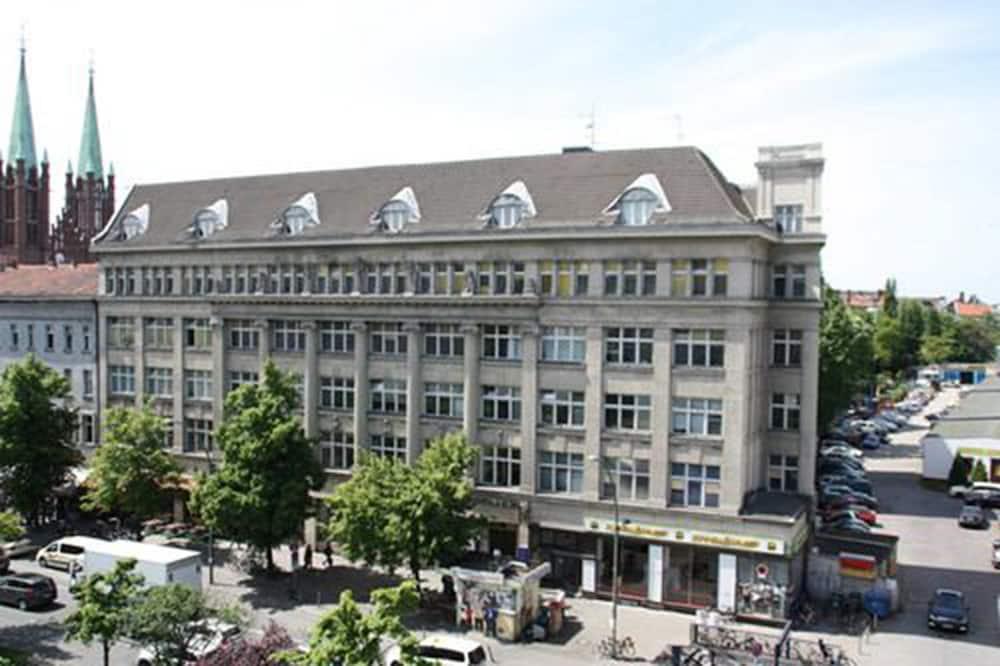 Vista da fachada Metropol Hostel Berlin