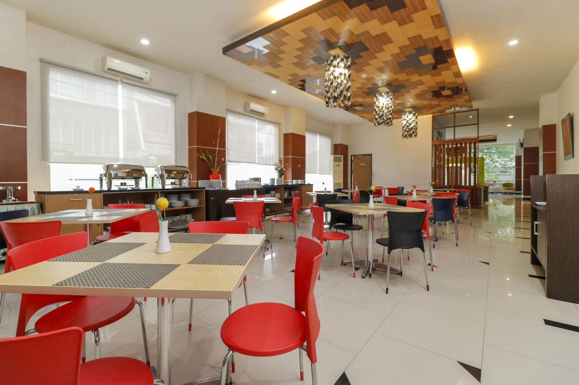 Restaurant RedDoorz Plus near Pantai Losari