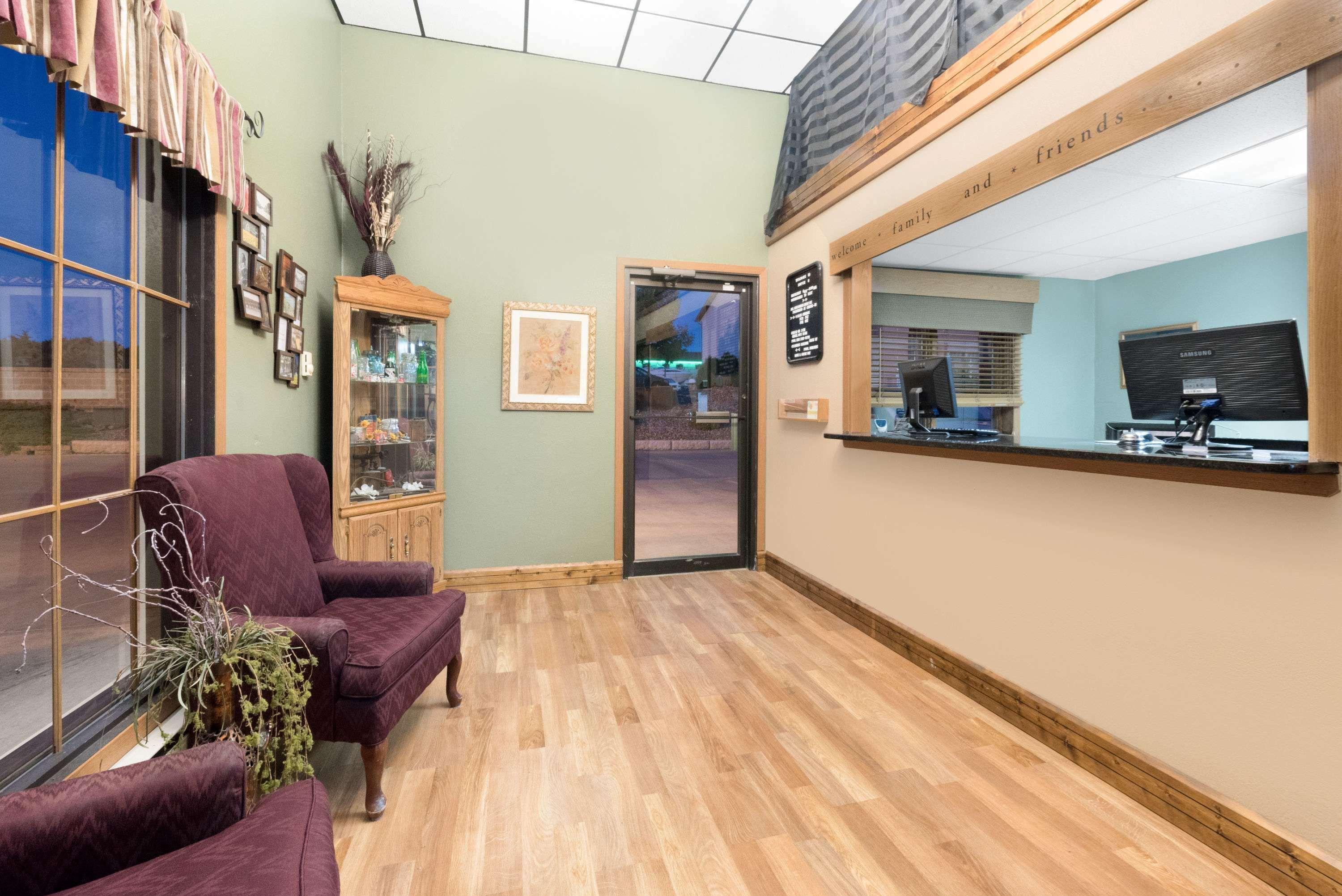 Vista Lobby Super 8 by Wyndham Chamberlain SD