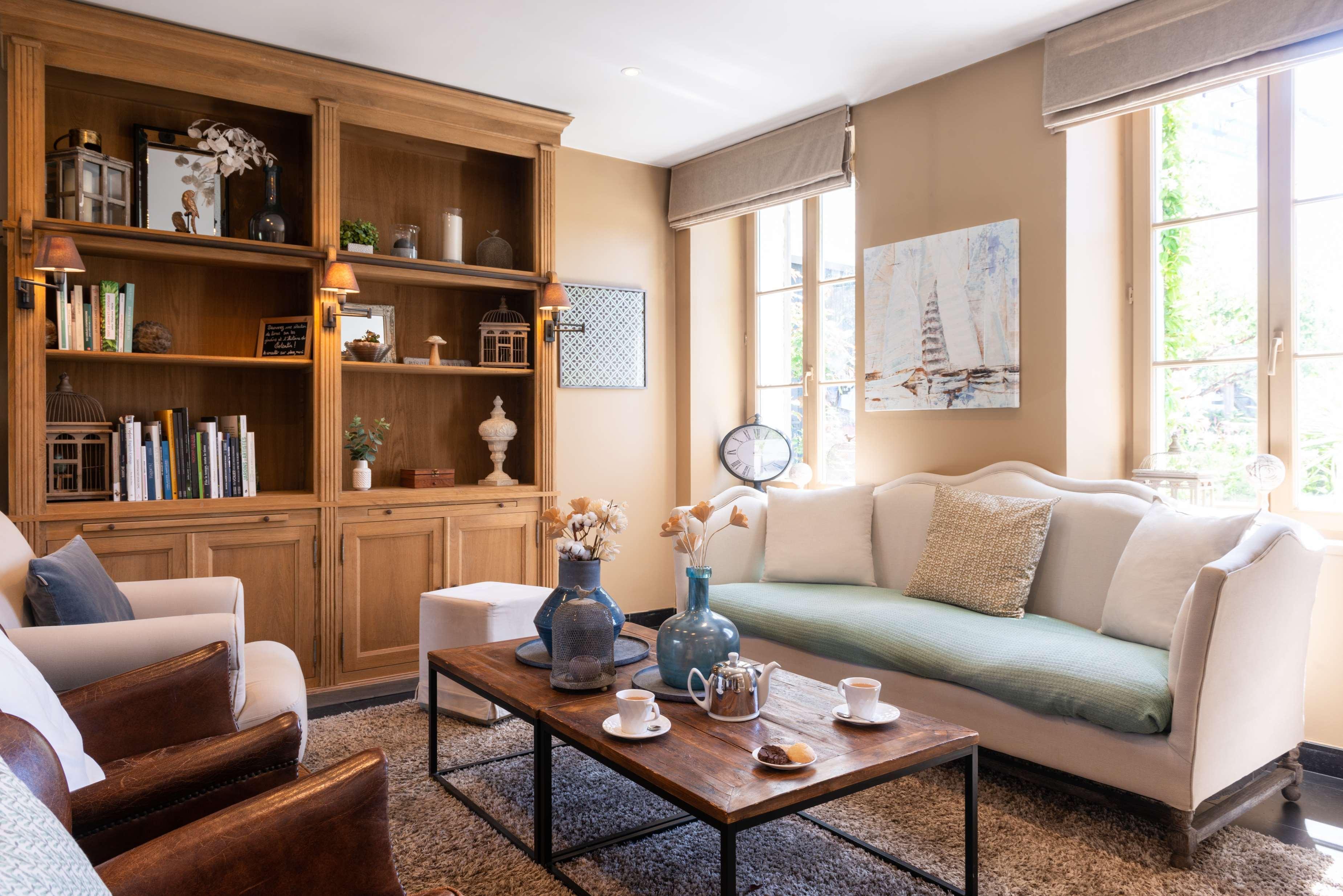 Bar/Salón Hôtel Traiteur les Ormes, The Originals Relais