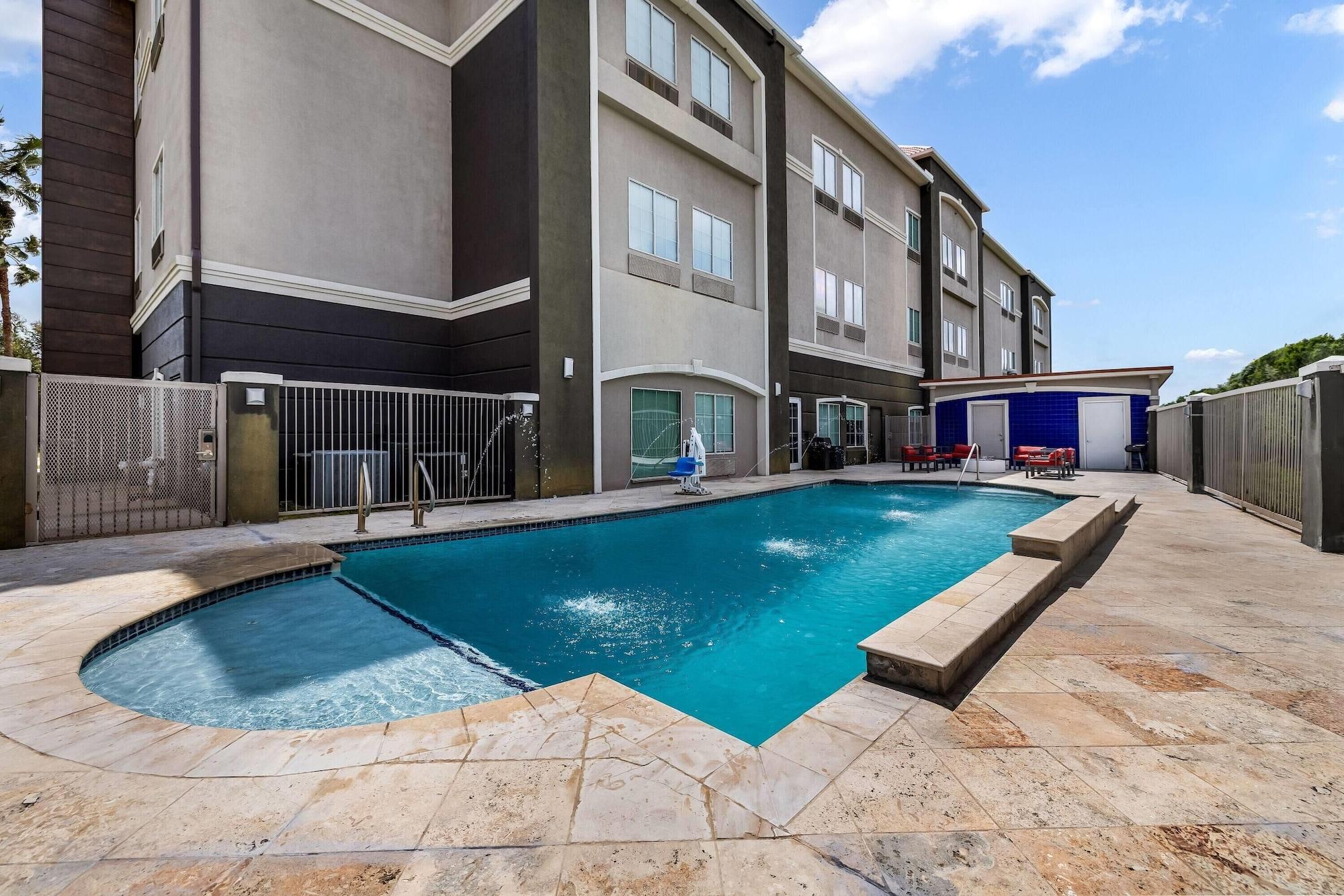 Vista Piscina La Quinta Inn & Suites by Wyndham Alvin