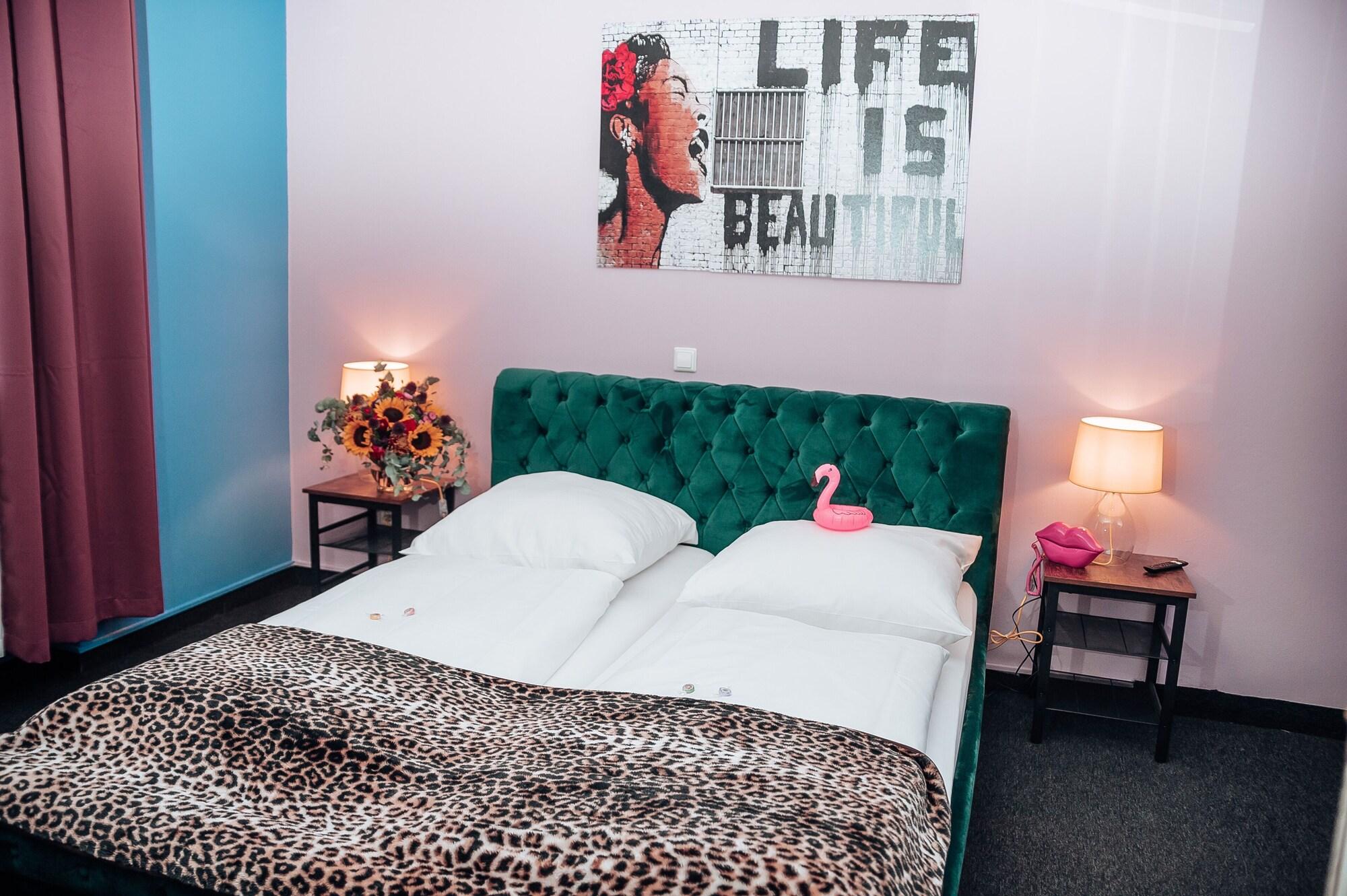 Varios SmartHotel Flamingo self-check-in