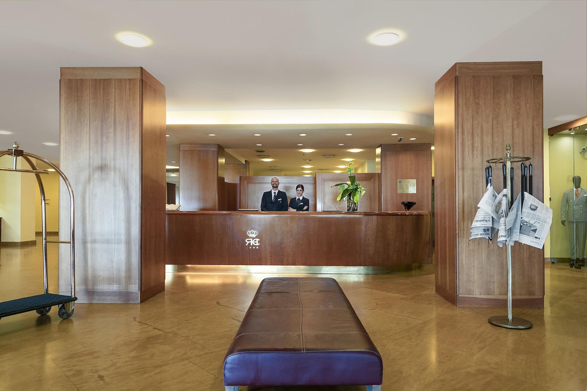Vista Lobby Royal Continental Hotel Naples