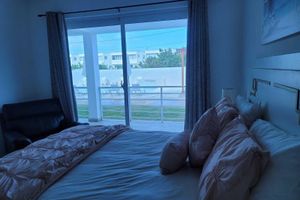 Alquiler Vacacional - Poolside Paradise: 2BR Downtown!