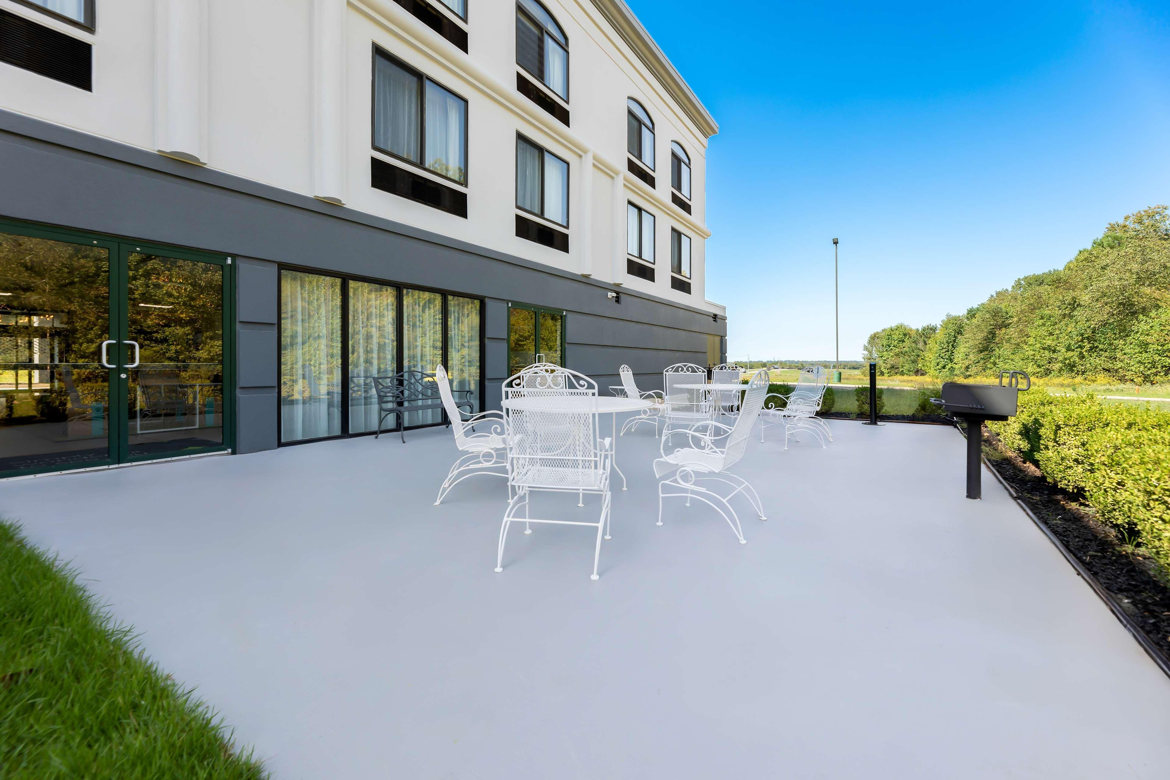 Vista Exterior Spark by Hilton Tupelo