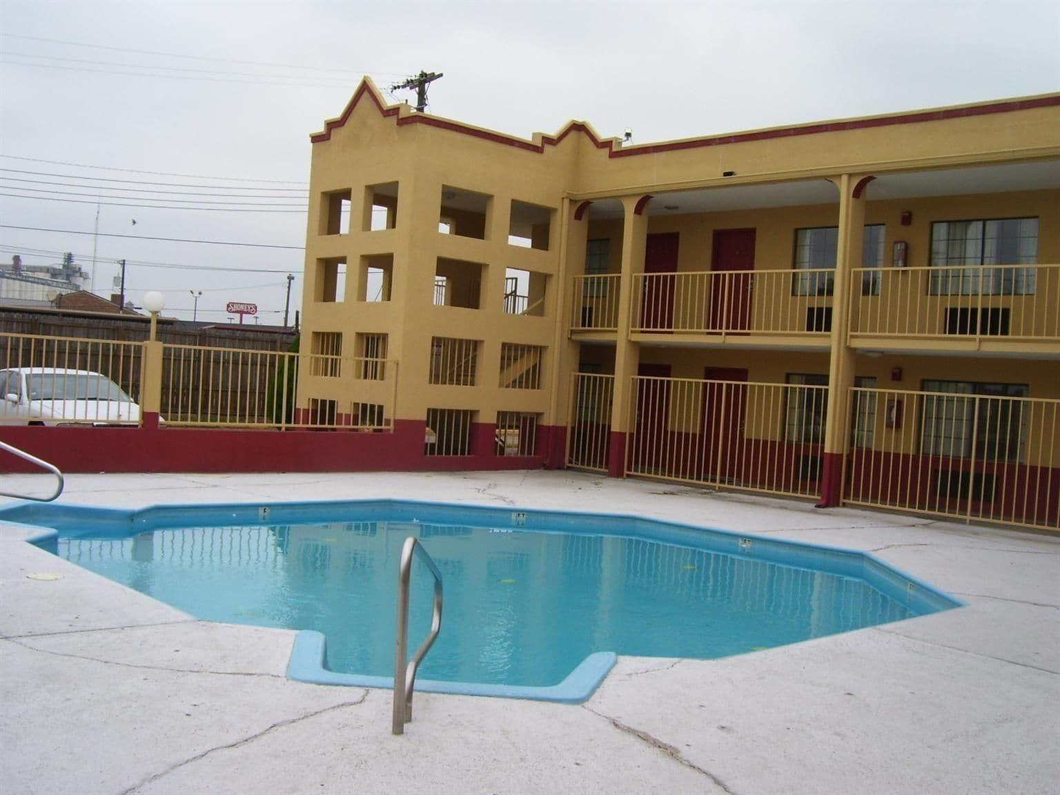 Vista Piscina Americas Best Value Inn & Suites Greenwood