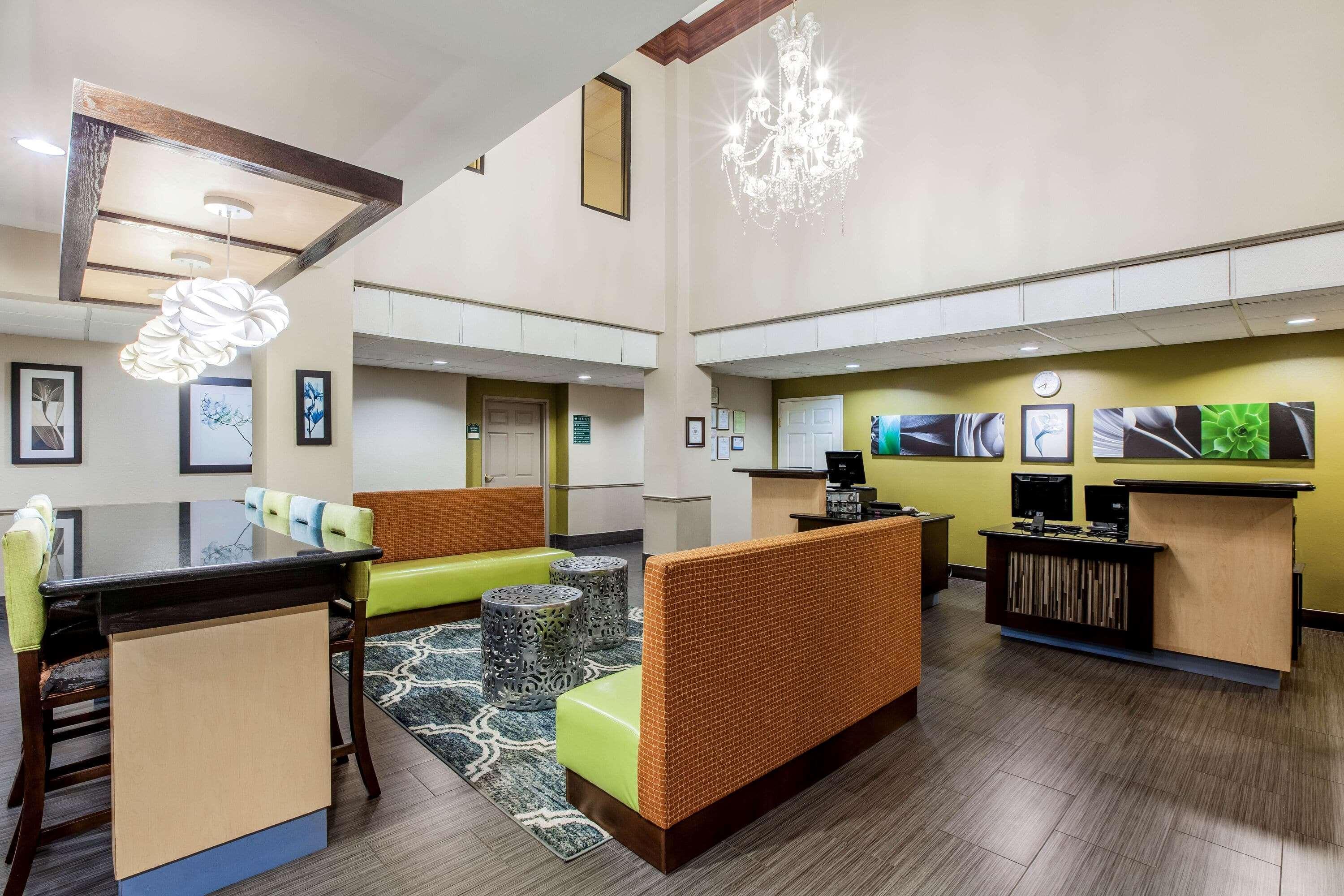 Vista Lobby La Quinta Inn & Suites by Wyndham Pasadena
