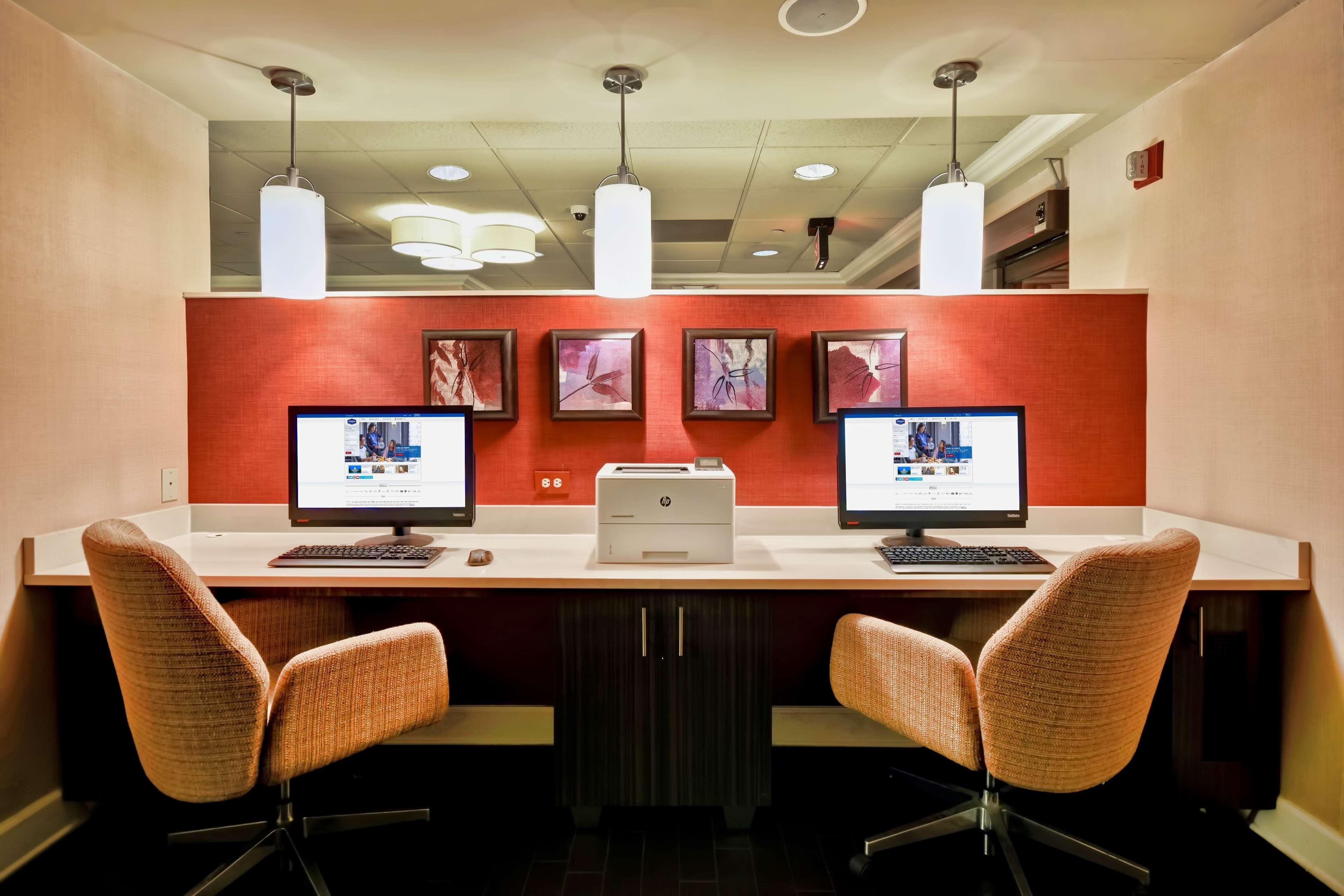 Centro de Negocios Hampton Inn Starkville