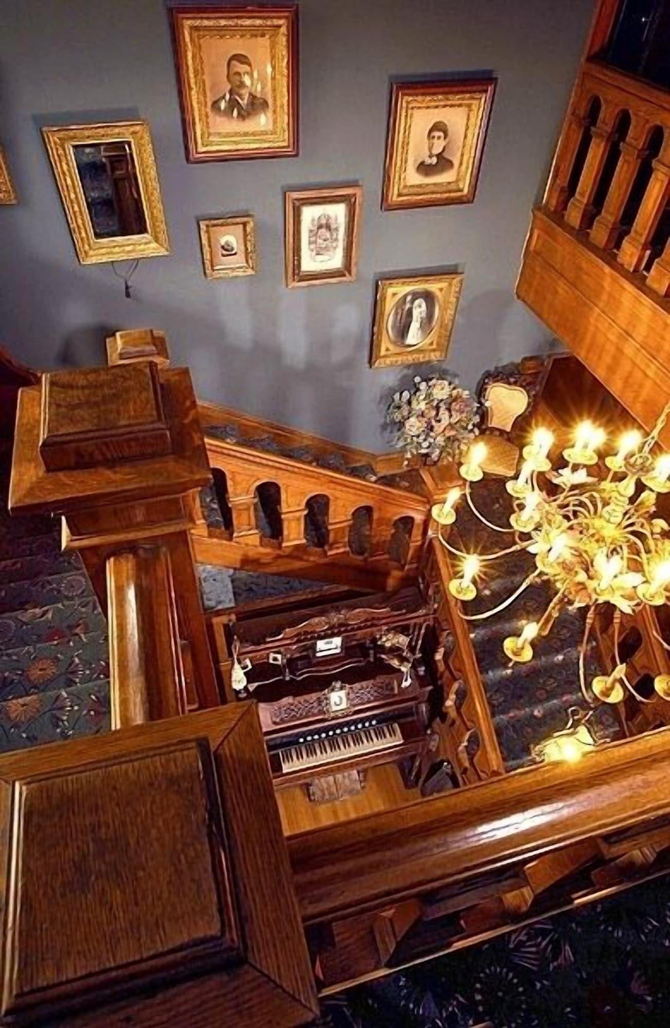 Varios The Brumder Mansion
