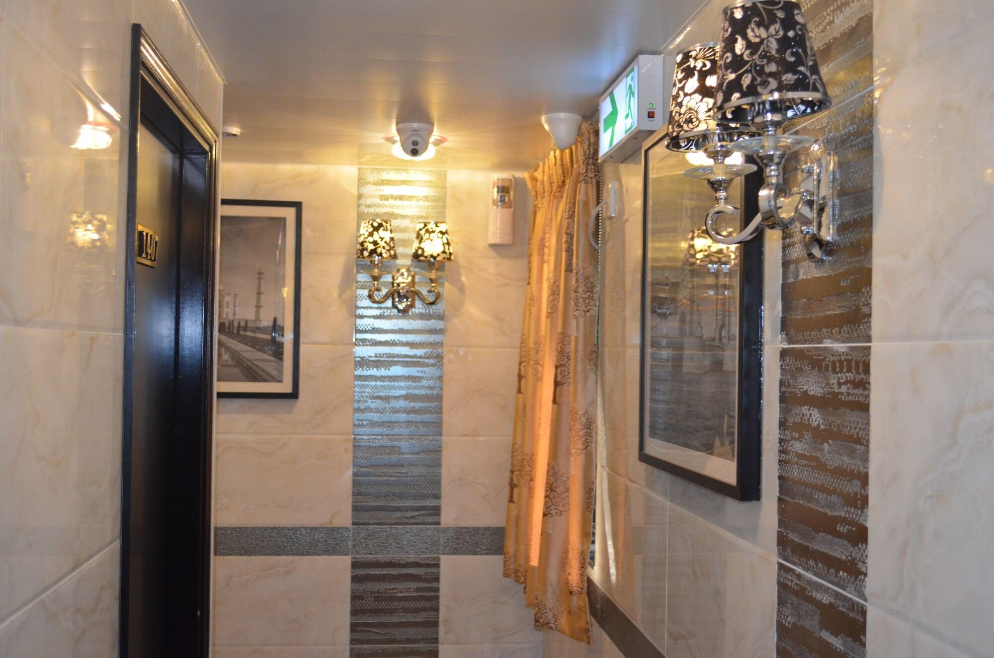 Varios Skylark Hostel