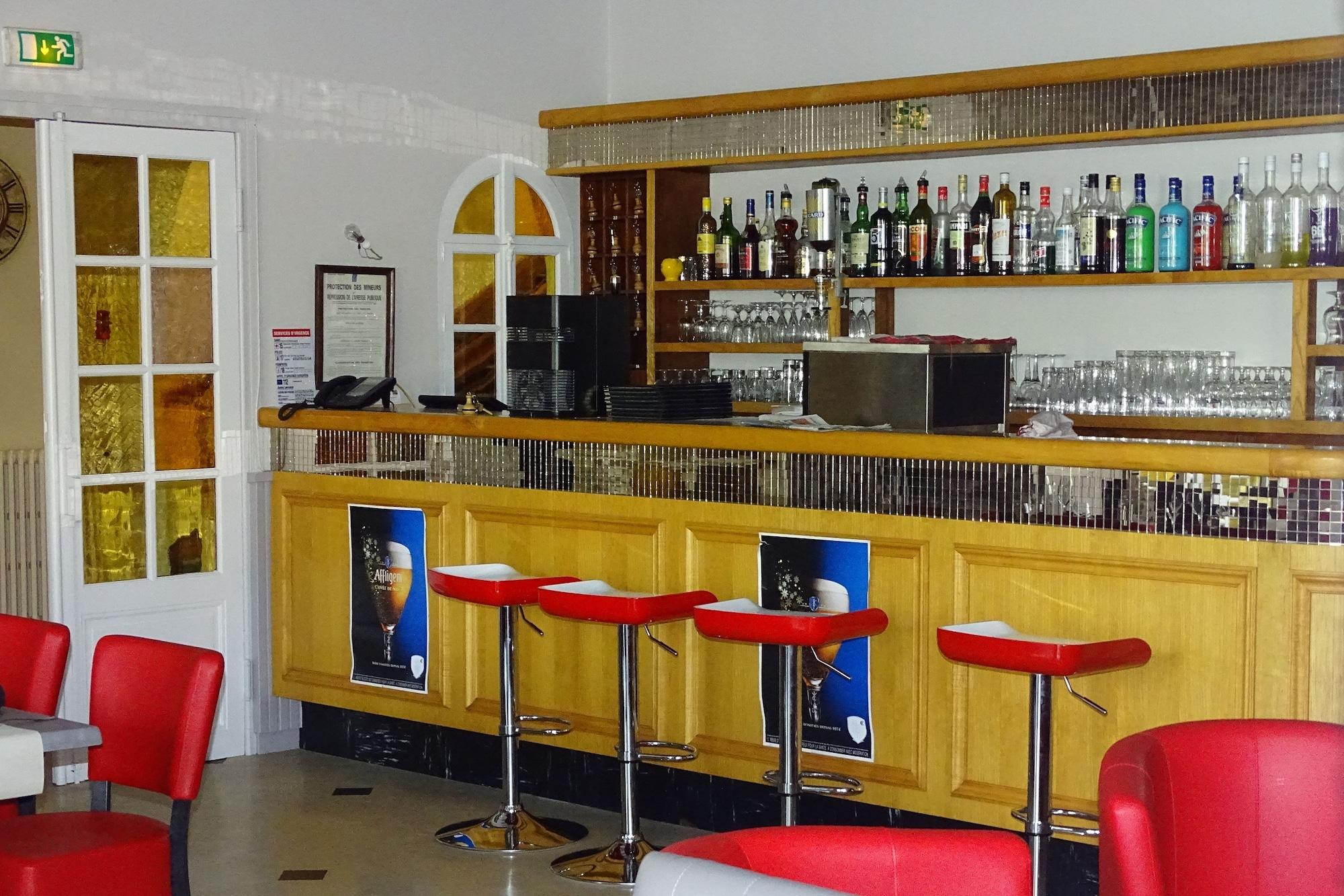 Bar/Salón Hôtel Restaurant Le Cheval Blanc