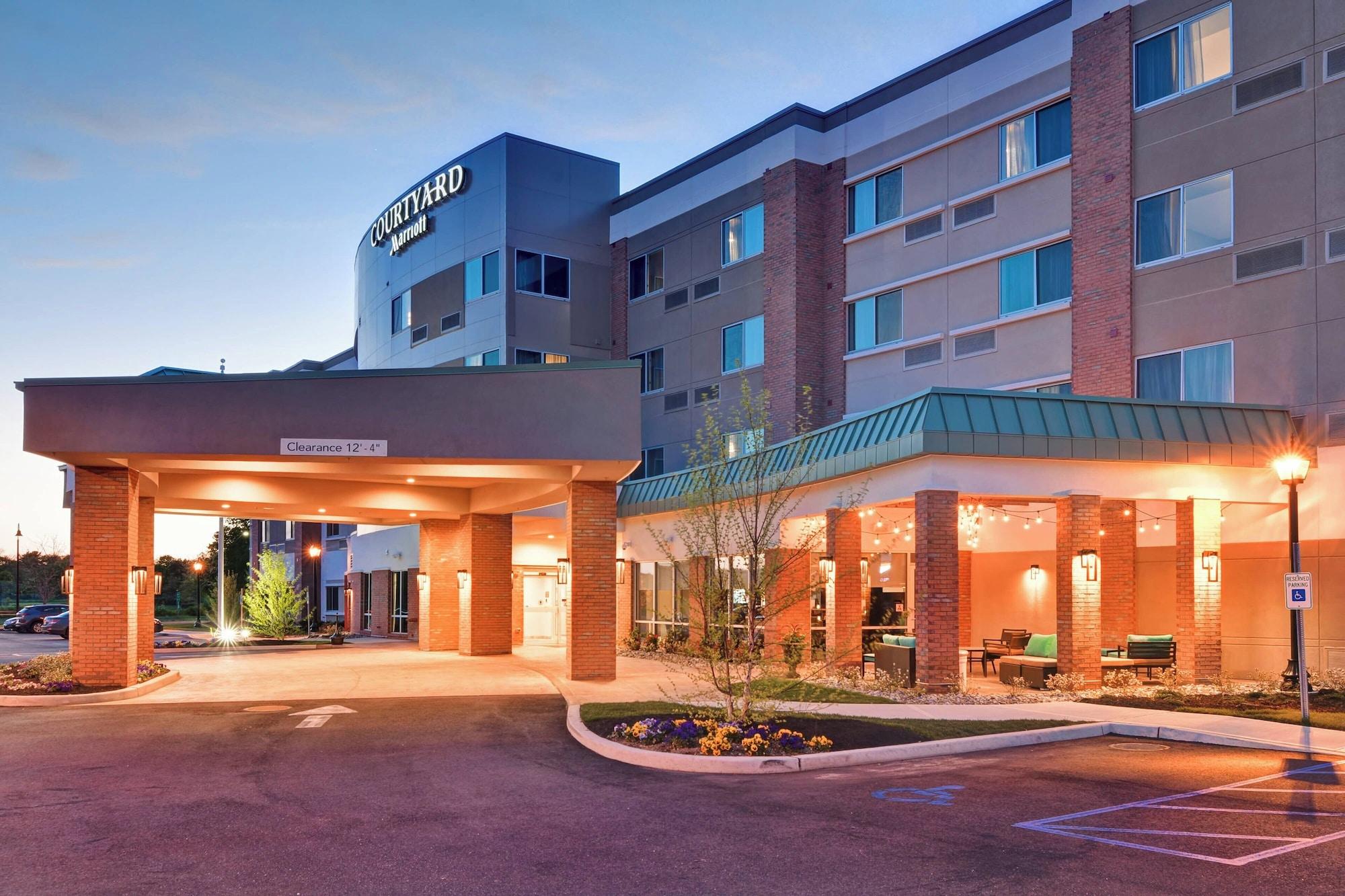 Vista Exterior Courtyard by Marriott Long Island Islip/Courthouse Complex