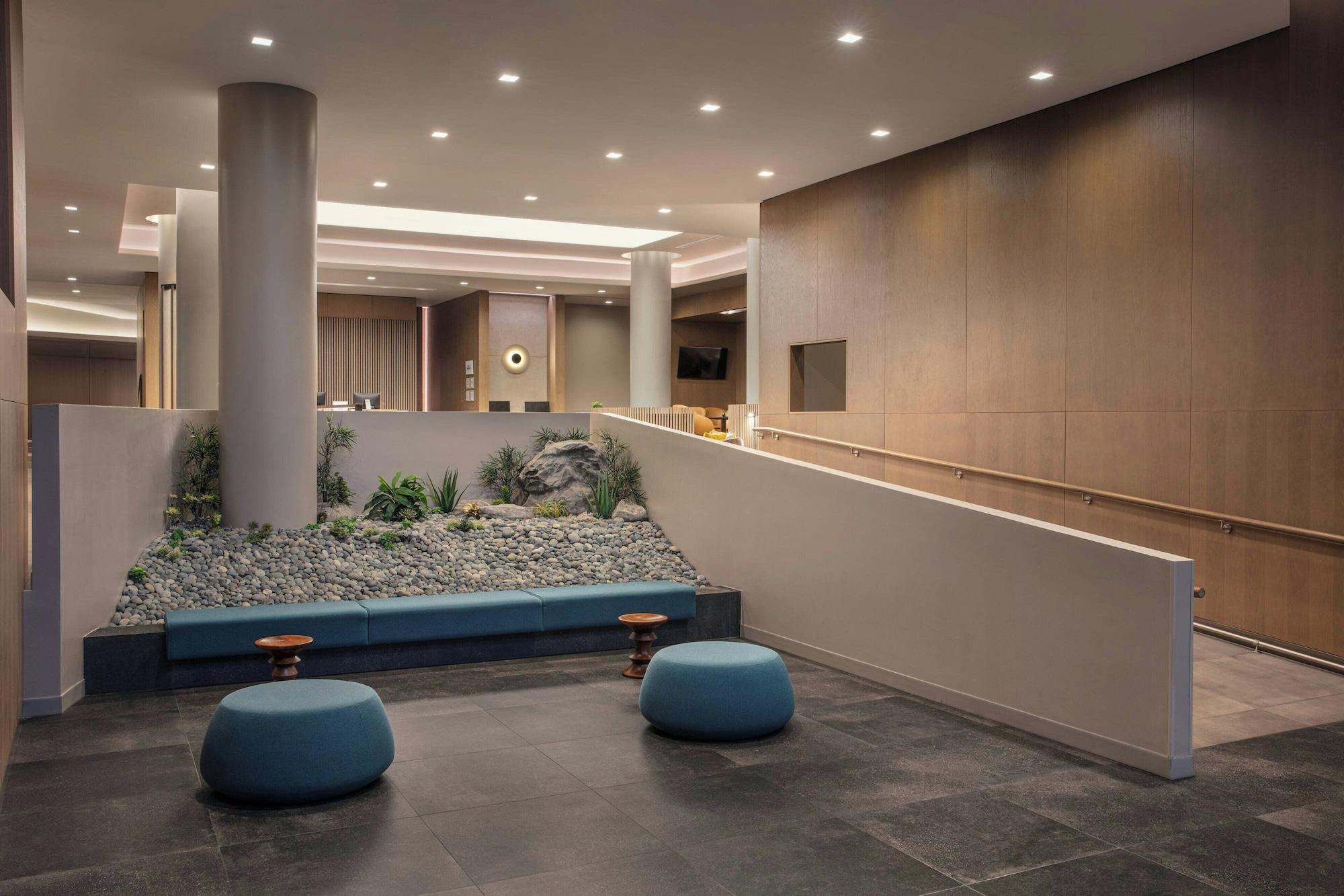 Vista Lobby Sheraton LaGuardia East Hotel