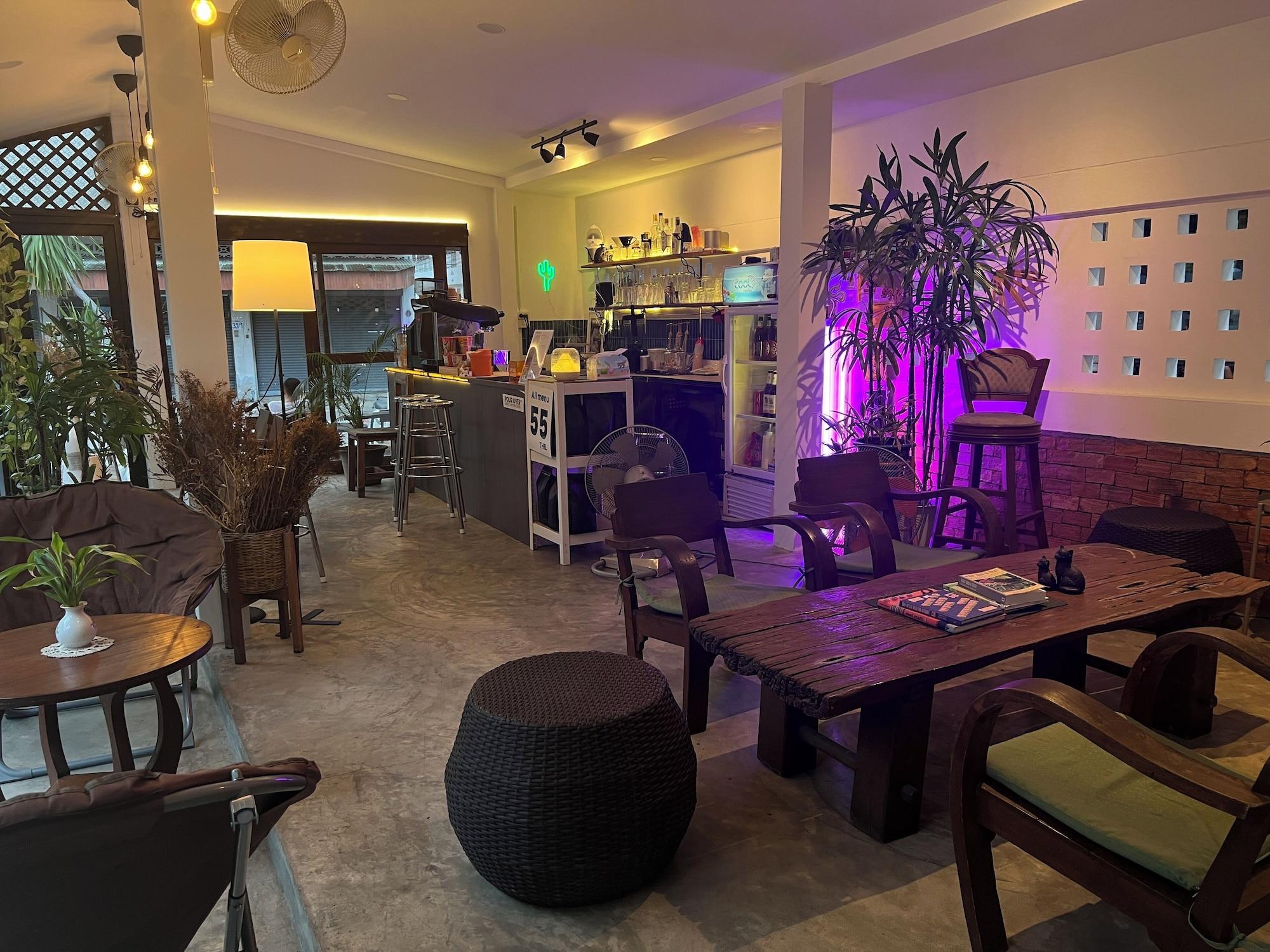Bar/Salón Pha Thai House