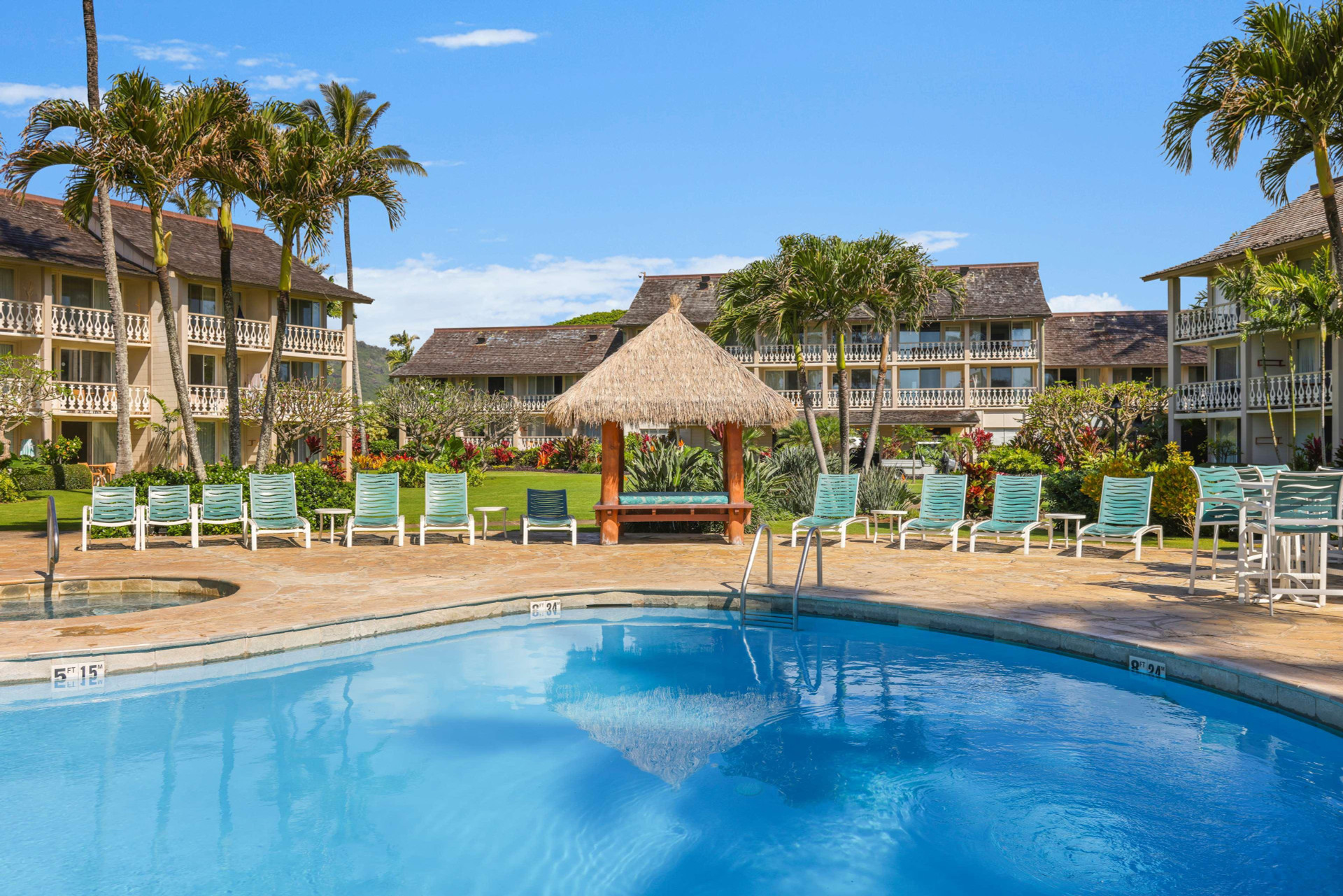 Vista Exterior Aston Islander on the Beach