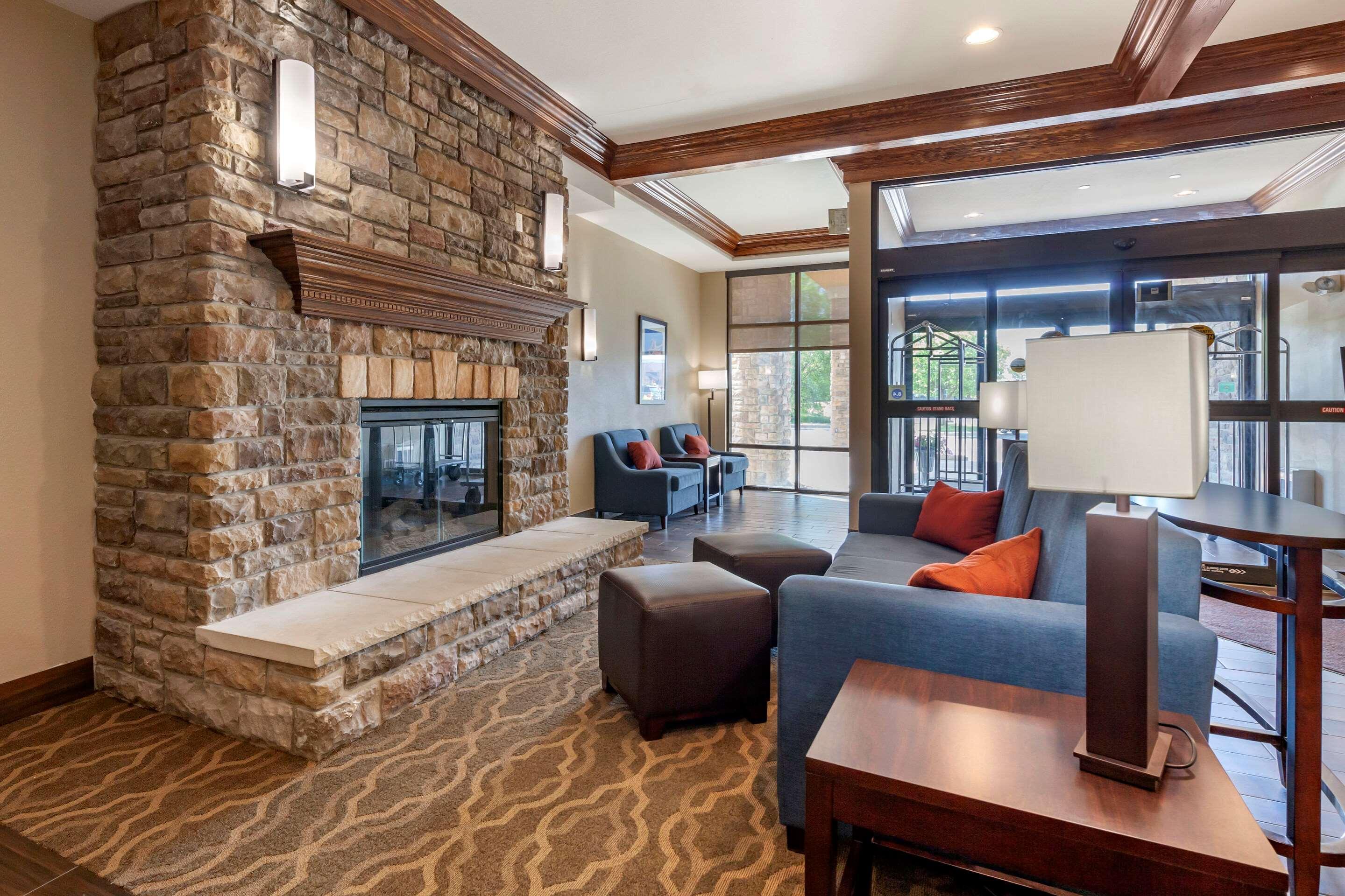 Vista Lobby Comfort Suites Oshkosh