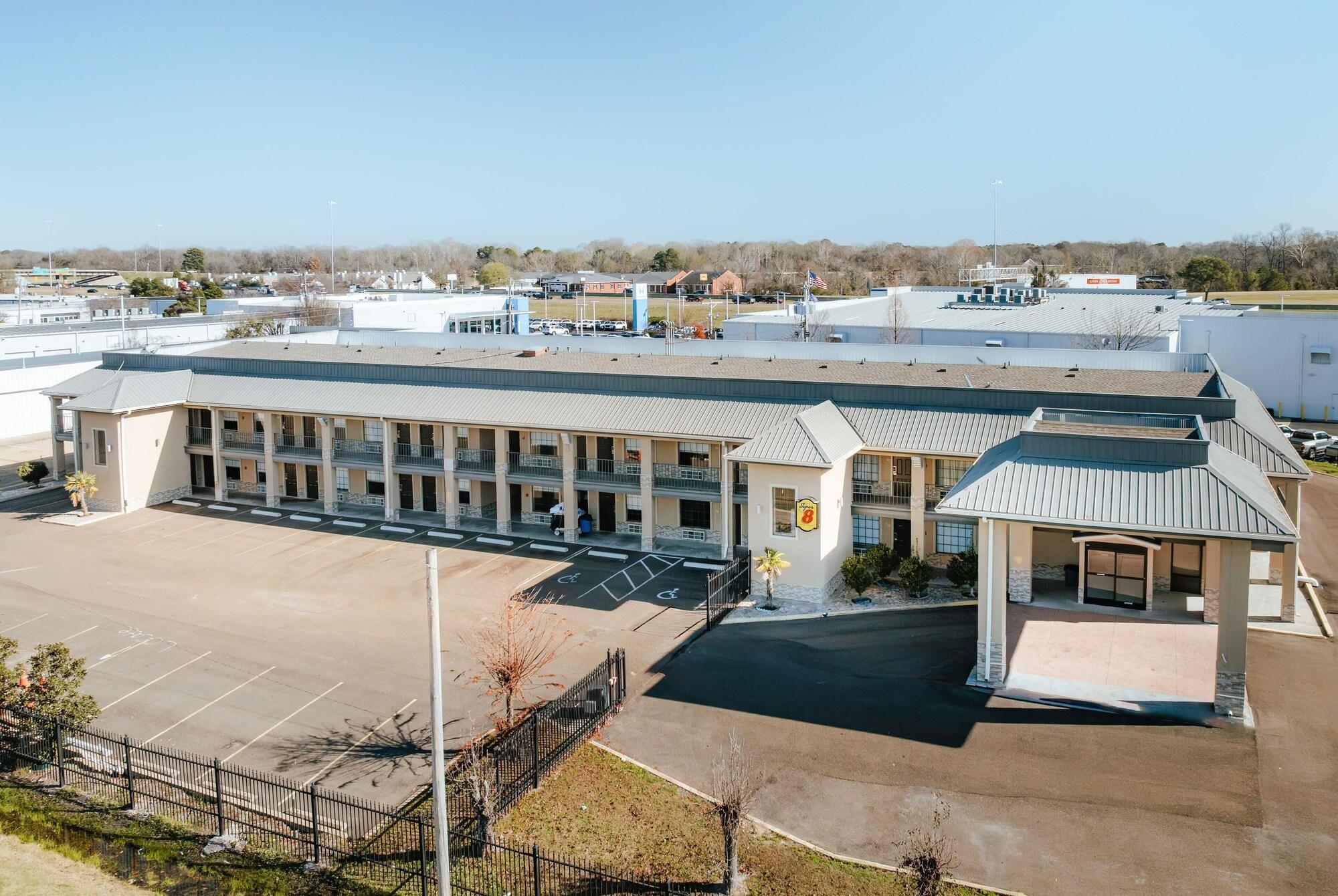 Varios Super 8 by Wyndham Jackson MS Near the Fairgrounds