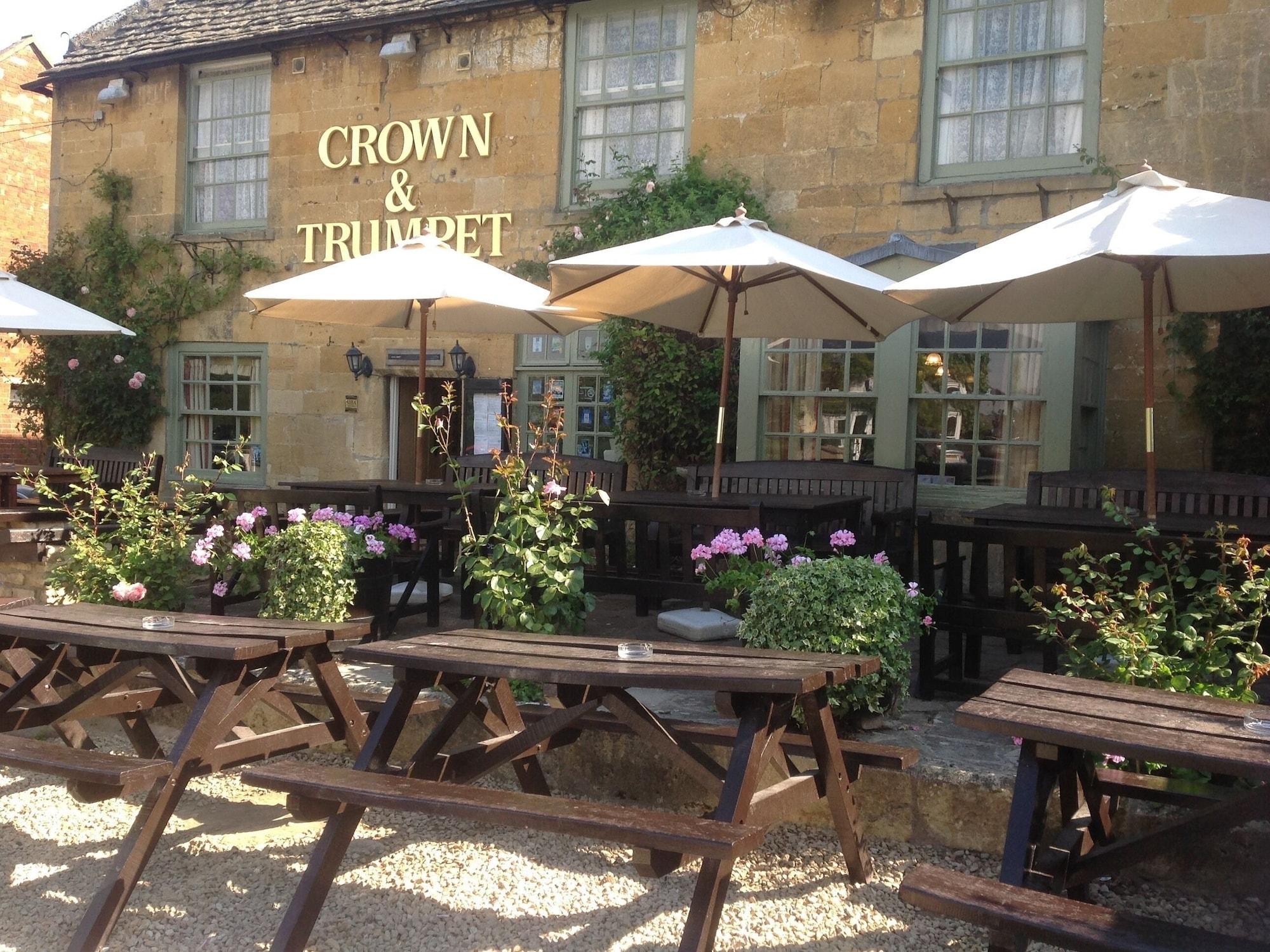 Vista Exterior Crown and Trumpet Inn
