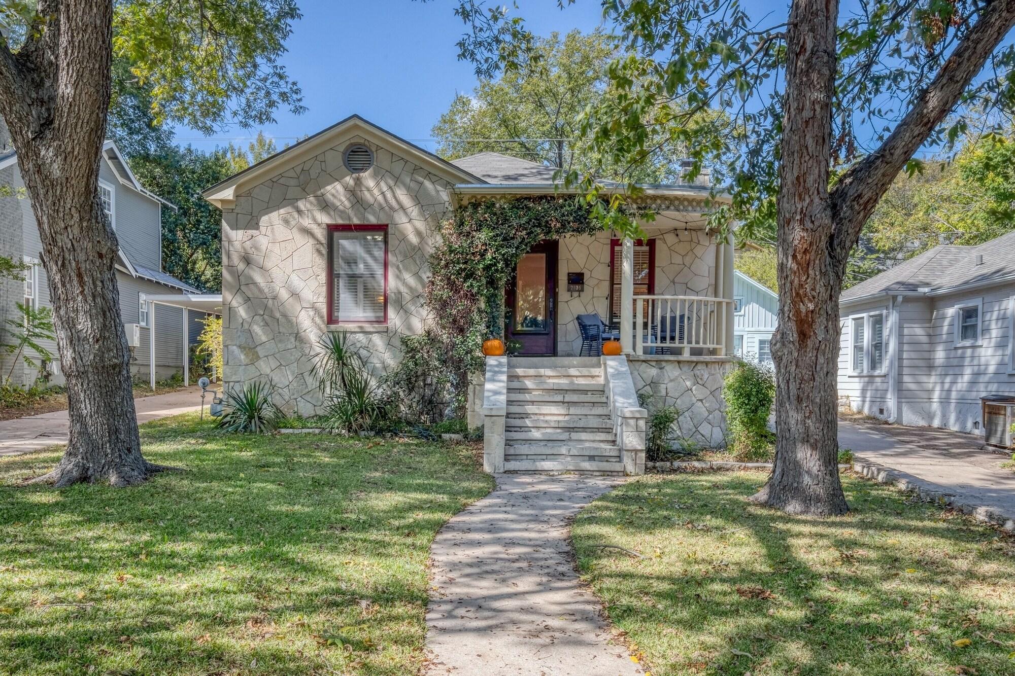 Miscellaneous Charmer Close To Dt Austin- Large 4bd/3ba + Hottub 4 Bedroom Home