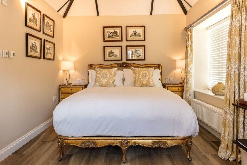 Varios Cowdray Lodge